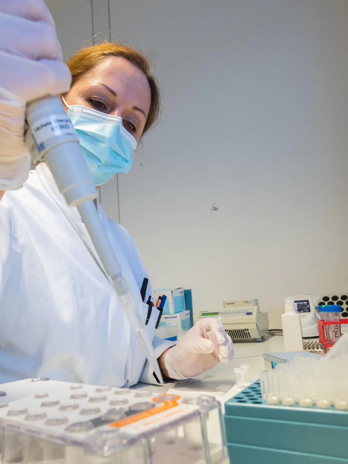 dpatopbilder - 05.01.2022, Niedersachsen, Hannover: Eine biologisch-technische Assistentin bereitet die Sequenzierung von positiven PCR-Tests in der PCR-Analytik im Labor vom Niedersächsischen Landesgesundheitsamt (NLGA) vor (gestellte Szene). Mithilfe der Sequenzierung können die genauen Varianten und Mutationen vom Corona-Virus nachgewiesen werden. Foto: Julian Stratenschulte/dpa +++ dpa-Bildfunk +++