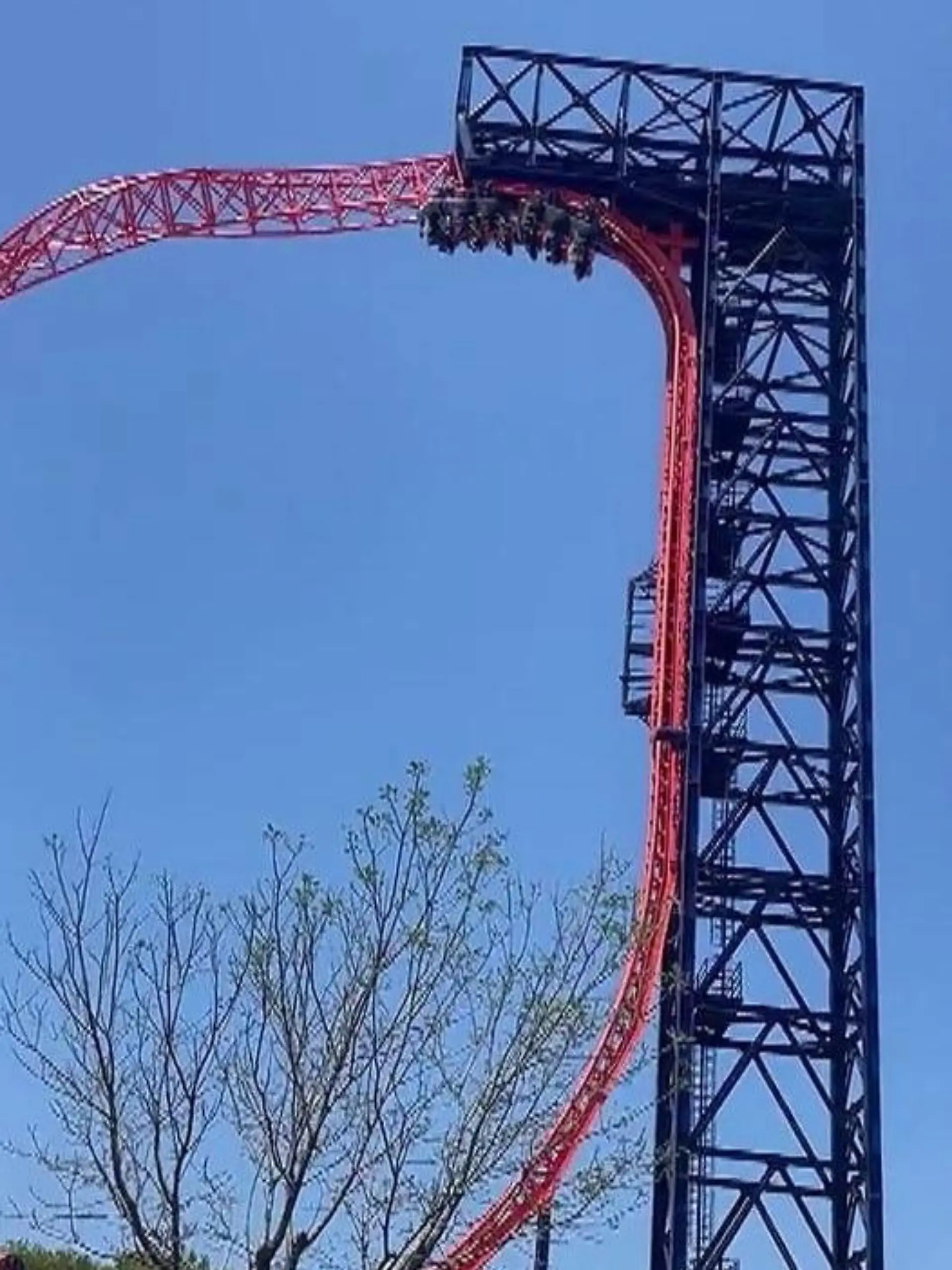 Es ist für viele Achterbahn-Fans die absolute Hölle: Während der Fahrt bleibt der Wagen plötzlich stecken! In China ist genau das passiert: Elf Touristen bleiben während der Fahrt stehen – und das auch noch kopfüber! Wie die ganze Geschichte ausging, verraten wir im Video.