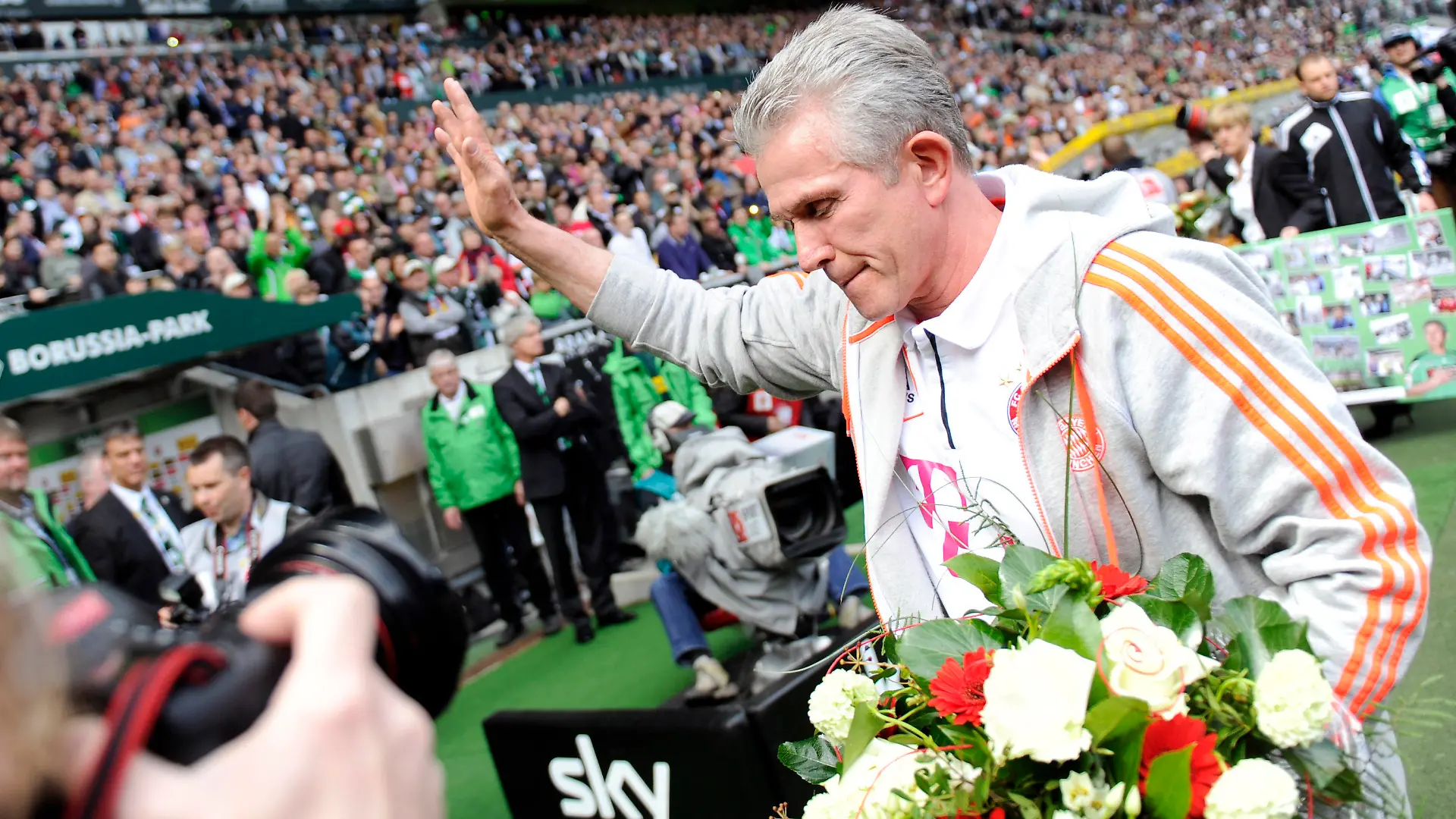 Fußball Bundesliga 34. Spieltag: Borussia Mönchengladbach - FC Bayern München am 18.05.2013 im Borussia-Park in Mönchengladbach (Nordrhein-Westfalen). Bayerns Trainer Jupp Heynckes winkt vor dem Spiel. Foto: Marius Becker/dpa (Achtung Hinweis zur Bildnutzung! Die DFL erlaubt die Weiterverwertung von maximal 15 Fotos (keine Sequenzbilder und keine videoähnlichen Fotostrecken) während des Spiels (einschließlich Halbzeit) aus dem Stadion und/oder vom Spiel im Internet und in Online-Medien. Uneingeschränkt gestattet ist die Weiterleitung digitalisierter Aufnahmen bereits während des Spiels ausschließlich zur internen redaktionellen Bearbeitung (z. B. via Bilddatenbanken).) +++(c) dpa - Bildfunk+++