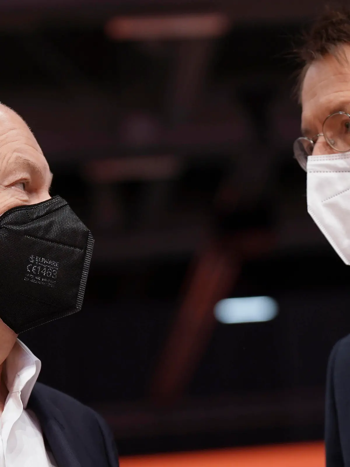  Ordentlicher SPD Bundesparteitag 2021 in Berlin Aktuell, 11.12.2021 Berlin, Bundeskanzler Olaf Scholz im Dialog mit Karl Lauterbach beim SPD Bundesparteitag in Berlin Berlin Berlin Deutschland *** Ordinary SPD Federal Party Conference 2021 in Berlin News, 11 12 2021 Berlin, Chancellor Olaf Scholz in dialogue with Karl Lauterbach at the SPD Federal Party Conference in Berlin Berlin Germany