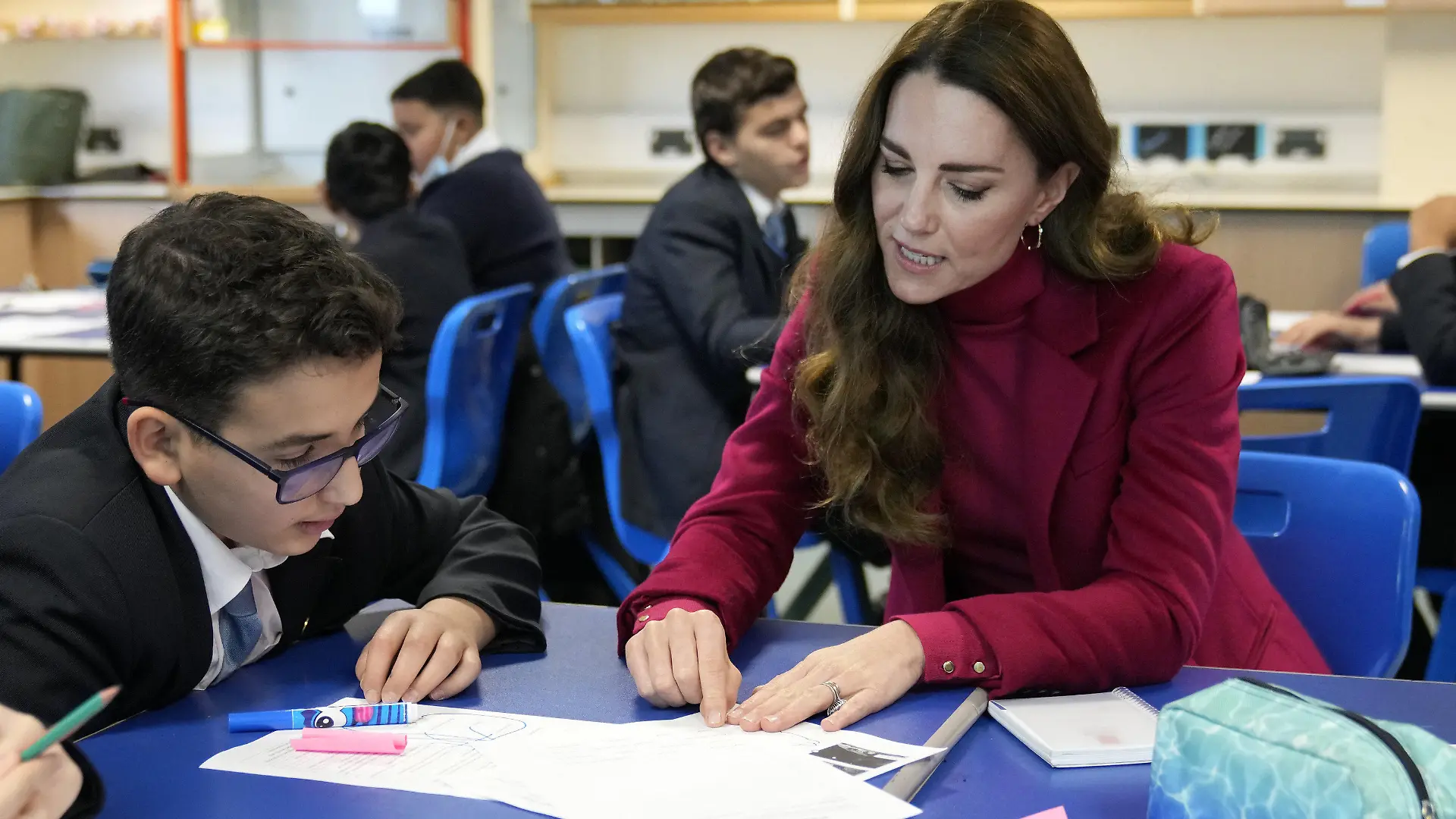 ARCHIV - 24.11.2021, Großbritannien, London: Catherine, Herzogin von Cambridge, spricht während eines Besuchs in der Nower Hill High School mit einem Schüler. Die Herzogin nahm dort an einem naturwissenschaftlichen Unterricht teil, der sich mit Neurowissenschaften und der Bedeutung der frühkindlichen Entwicklung befasste. Herzogin Kate feiert am 09.01.2022 ihren 40. Geburtstag. (zu dpa-Korr "Ähnlichkeiten mit Queen Mum: «Geheimwaffe» Herzogin Kate wird 40") Foto: Kirsty Wigglesworth/PA Wire/dpa +++ dpa-Bildfunk +++