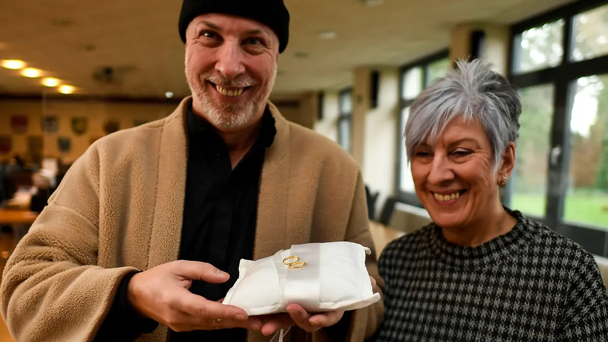 07.01.2022, Nordrhein-Westfalen, Swisttal: Die Geschwister Frank Johannes Knepper (l) und Rita Knepper halten die Eheringe ihrer Eltern in der Hand, die sie heute überreicht bekommen haben. Bei der Flut im letzten Jahr wurden die Ringe vom Hochwasser mitgerissen, sie wurden erst kürzlich von einem Helfer im Schlamm gefunden. Nach kurzer Recherche, konnte die Gemeinde aufgrund der Gravuren feststellen, zu wem die Ringe gehören. Foto: Roberto Pfeil/dpa +++ dpa-Bildfunk +++