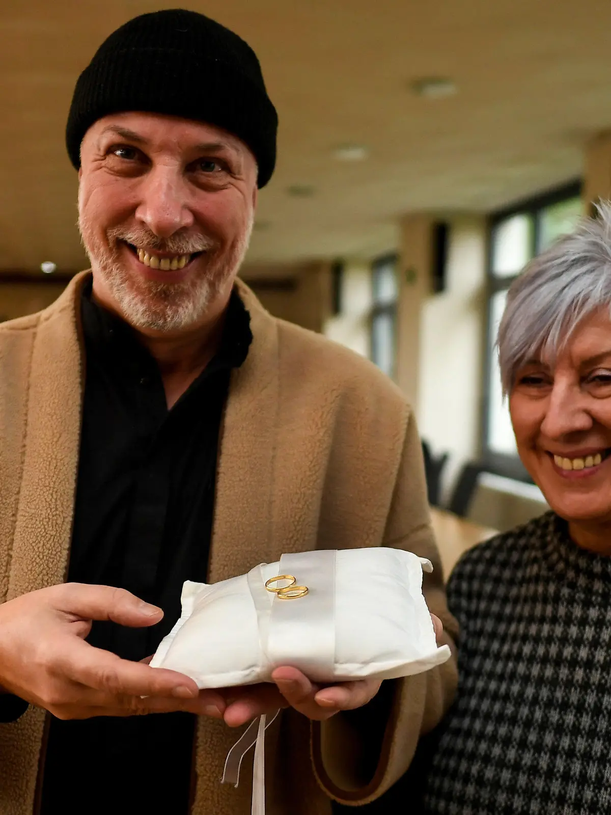 07.01.2022, Nordrhein-Westfalen, Swisttal: Die Geschwister Frank Johannes Knepper (l) und Rita Knepper halten die Eheringe ihrer Eltern in der Hand, die sie heute überreicht bekommen haben. Bei der Flut im letzten Jahr wurden die Ringe vom Hochwasser mitgerissen, sie wurden erst kürzlich von einem Helfer im Schlamm gefunden. Nach kurzer Recherche, konnte die Gemeinde aufgrund der Gravuren feststellen, zu wem die Ringe gehören. Foto: Roberto Pfeil/dpa +++ dpa-Bildfunk +++