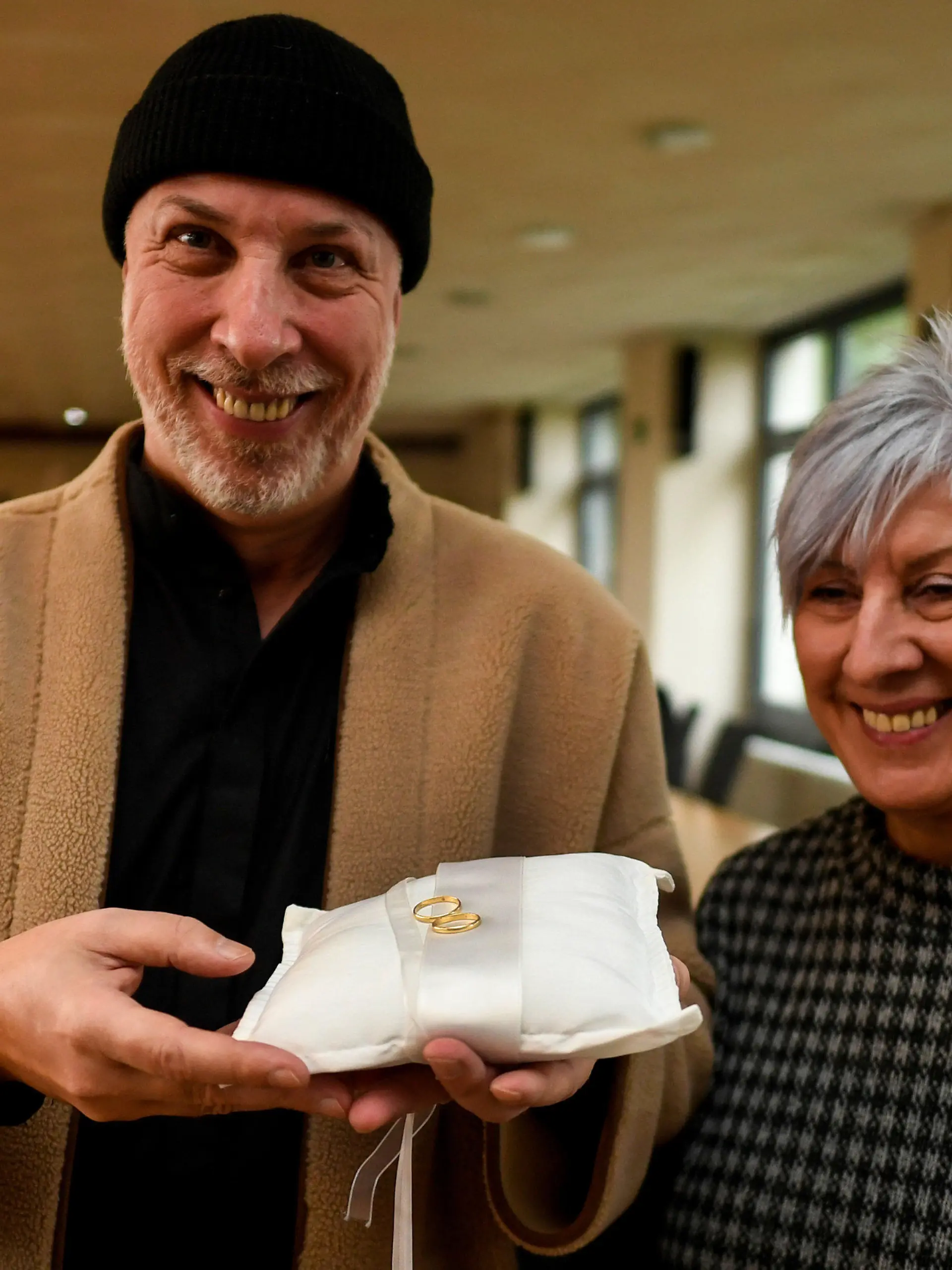 07.01.2022, Nordrhein-Westfalen, Swisttal: Die Geschwister Frank Johannes Knepper (l) und Rita Knepper halten die Eheringe ihrer Eltern in der Hand, die sie heute überreicht bekommen haben. Bei der Flut im letzten Jahr wurden die Ringe vom Hochwasser mitgerissen, sie wurden erst kürzlich von einem Helfer im Schlamm gefunden. Nach kurzer Recherche, konnte die Gemeinde aufgrund der Gravuren feststellen, zu wem die Ringe gehören. Foto: Roberto Pfeil/dpa +++ dpa-Bildfunk +++