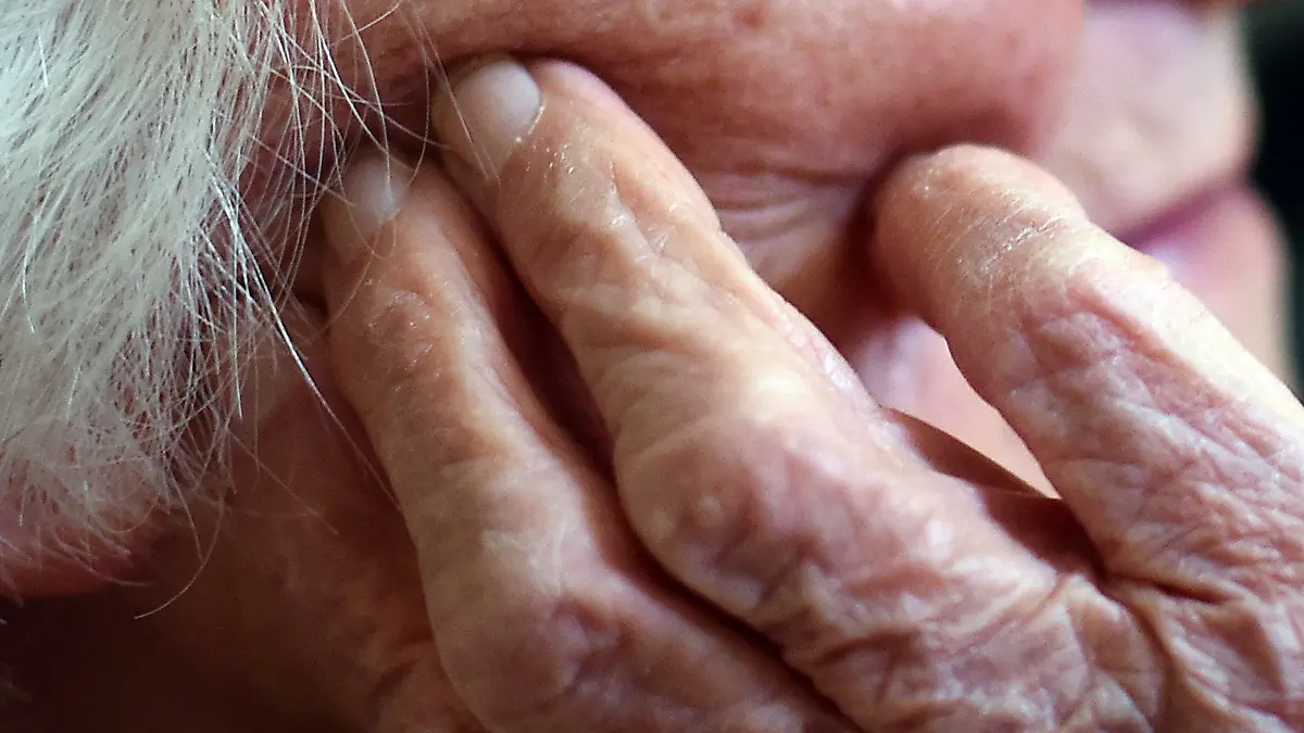 ARCHIV - Die Hände einer alten Frau, aufgenommen am 16.10.2015 in Berlin. Die Zahl der Demenzkranken wird auch in Thüringen steigen. Am Internationalen Tag der Pflege weist die Alzheimergesellschaft Thüringen auf fortbestehende Mängel hin, sieht aber auch Fortschritte. (zu dpa «Alzheimer Gesellschaft: Mangel bei Fachkräften und Kliniken» vom 12.05.2017) Foto: Britta Pedersen/dpa-Zentralbild/dpa +++(c) dpa - Bildfunk+++