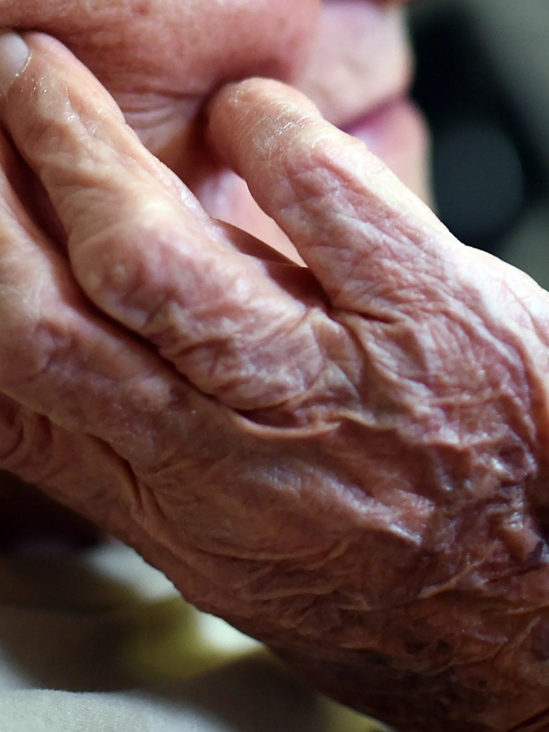ARCHIV - Die Hände einer alten Frau, aufgenommen am 16.10.2015 in Berlin. Die Zahl der Demenzkranken wird auch in Thüringen steigen. Am Internationalen Tag der Pflege weist die Alzheimergesellschaft Thüringen auf fortbestehende Mängel hin, sieht aber auch Fortschritte. (zu dpa «Alzheimer Gesellschaft: Mangel bei Fachkräften und Kliniken» vom 12.05.2017) Foto: Britta Pedersen/dpa-Zentralbild/dpa +++(c) dpa - Bildfunk+++