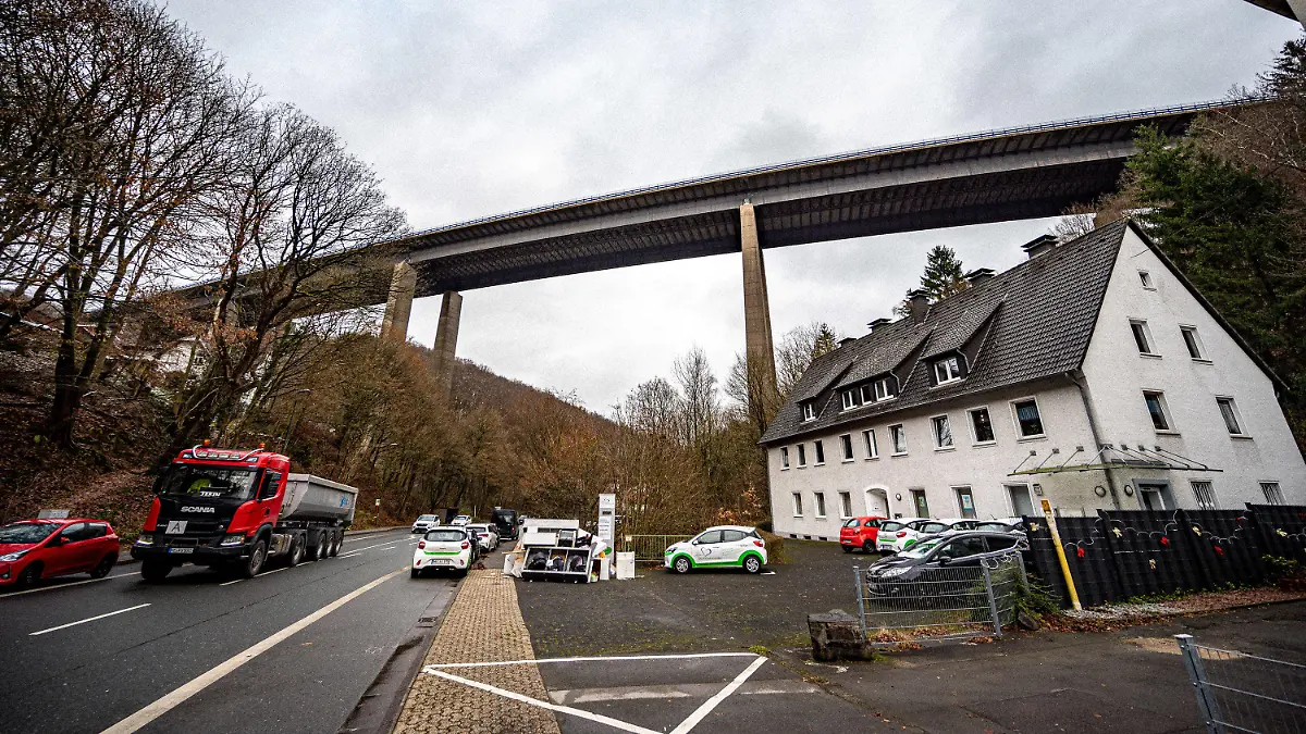ARCHIV - 03.12.2021, Nordrhein-Westfalen, Lüdenscheid: Die Autobahnbrücke überspannt das Tal der Rahmede. (zu dpa: «Bürgermeister fordert Entlastung nach A45-Sperrung») Foto: Markus Klümper/dpa +++ dpa-Bildfunk +++