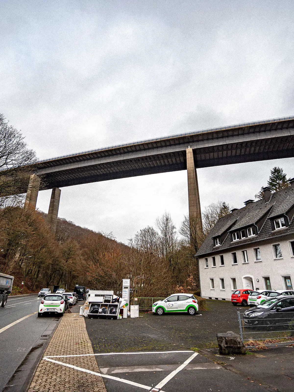 ARCHIV - 03.12.2021, Nordrhein-Westfalen, Lüdenscheid: Die Autobahnbrücke überspannt das Tal der Rahmede. (zu dpa: «Bürgermeister fordert Entlastung nach A45-Sperrung») Foto: Markus Klümper/dpa +++ dpa-Bildfunk +++