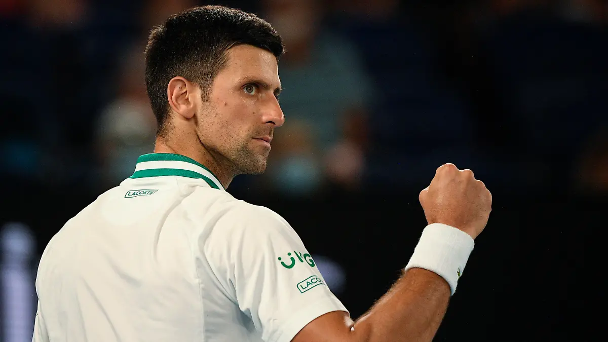 18.02.2021, Australien, Melbourne: Tennis: Grand Slam - Australian Open, Einzel, Herren, Halbfinale, Djokovic (Serbien) - Karazew (Russland). Novak Djokovic aus Serbien reagiert auf das Spiel. Foto: Andy Brownbill/AP/dpa +++ dpa-Bildfunk +++