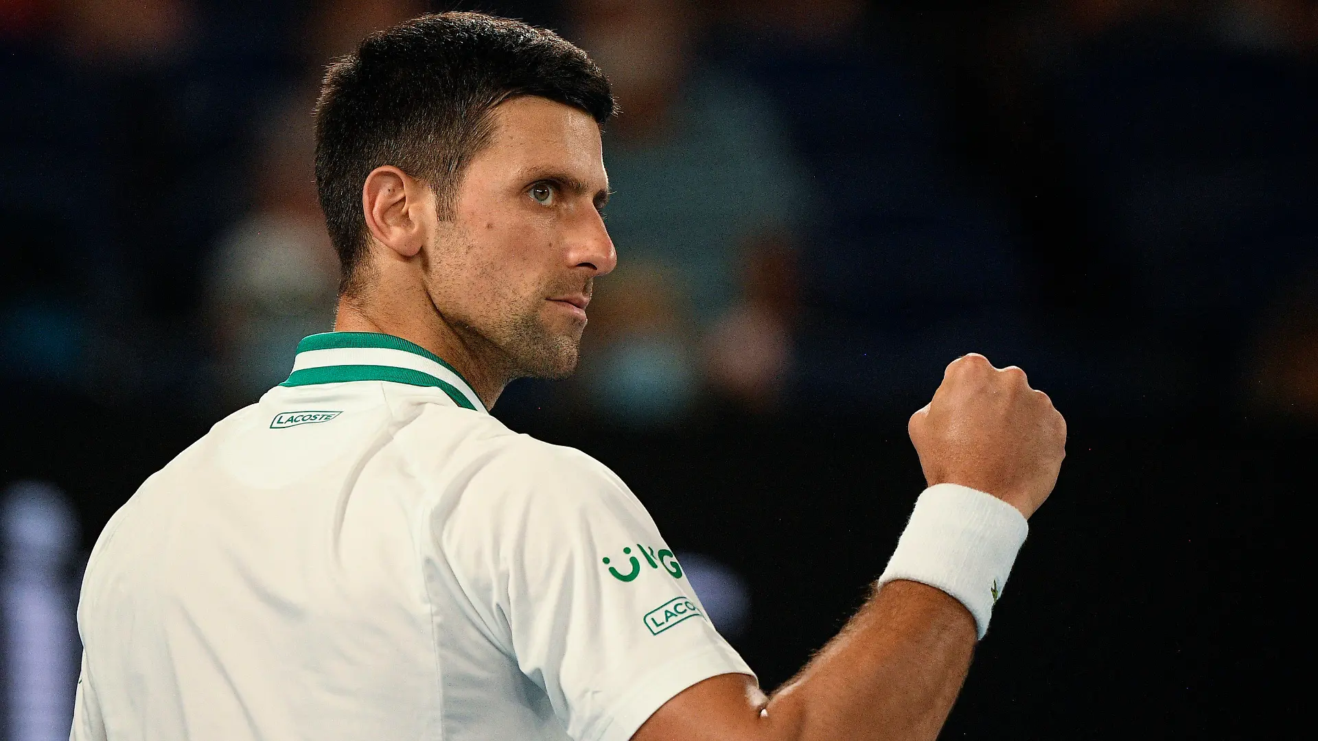 18.02.2021, Australien, Melbourne: Tennis: Grand Slam - Australian Open, Einzel, Herren, Halbfinale, Djokovic (Serbien) - Karazew (Russland). Novak Djokovic aus Serbien reagiert auf das Spiel. Foto: Andy Brownbill/AP/dpa +++ dpa-Bildfunk +++