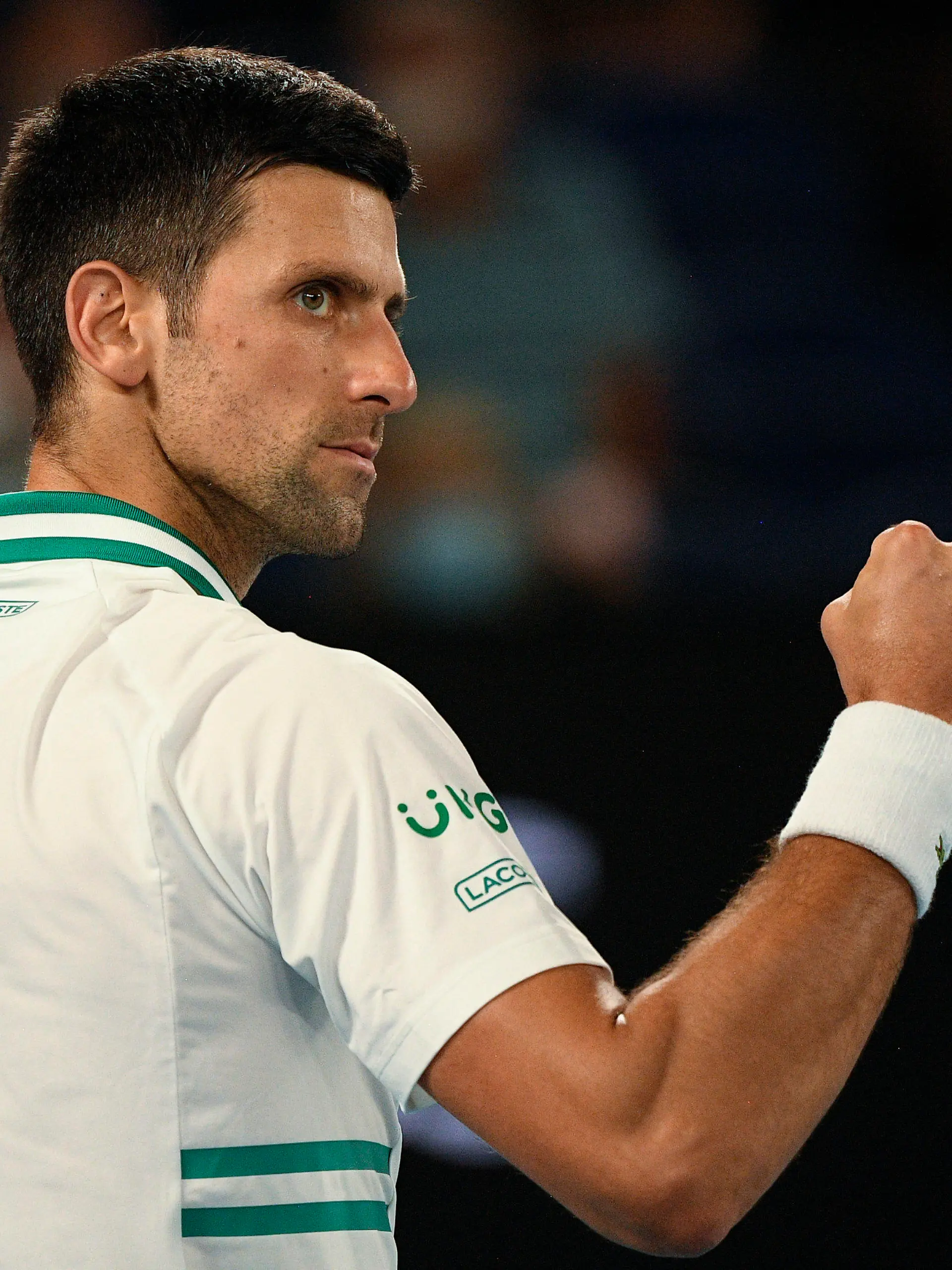 18.02.2021, Australien, Melbourne: Tennis: Grand Slam - Australian Open, Einzel, Herren, Halbfinale, Djokovic (Serbien) - Karazew (Russland). Novak Djokovic aus Serbien reagiert auf das Spiel. Foto: Andy Brownbill/AP/dpa +++ dpa-Bildfunk +++