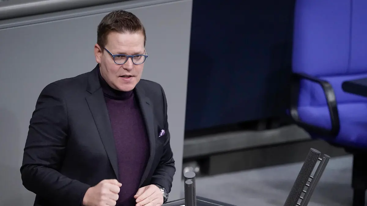 11. Bundestagssitzung und Debatte in Berlin Aktuell,13.01.2022 Berlin, Tino Sorge von der Partei CDU/CSU im Portrait bei seiner Rede zum Tagesordnungspunkt Gesundheit bei der 11. Sitzung des Deutschen Bundestag in Berlin Berlin Berlin Deutschland *** 11 Bundestag session and debate in Berlin Current,13 01 2022 Berlin, Tino Sorge of the party CDU CSU in portrait during his speech on the agenda item health at the 11 session of the German Bundestag in Berlin Berlin Germany