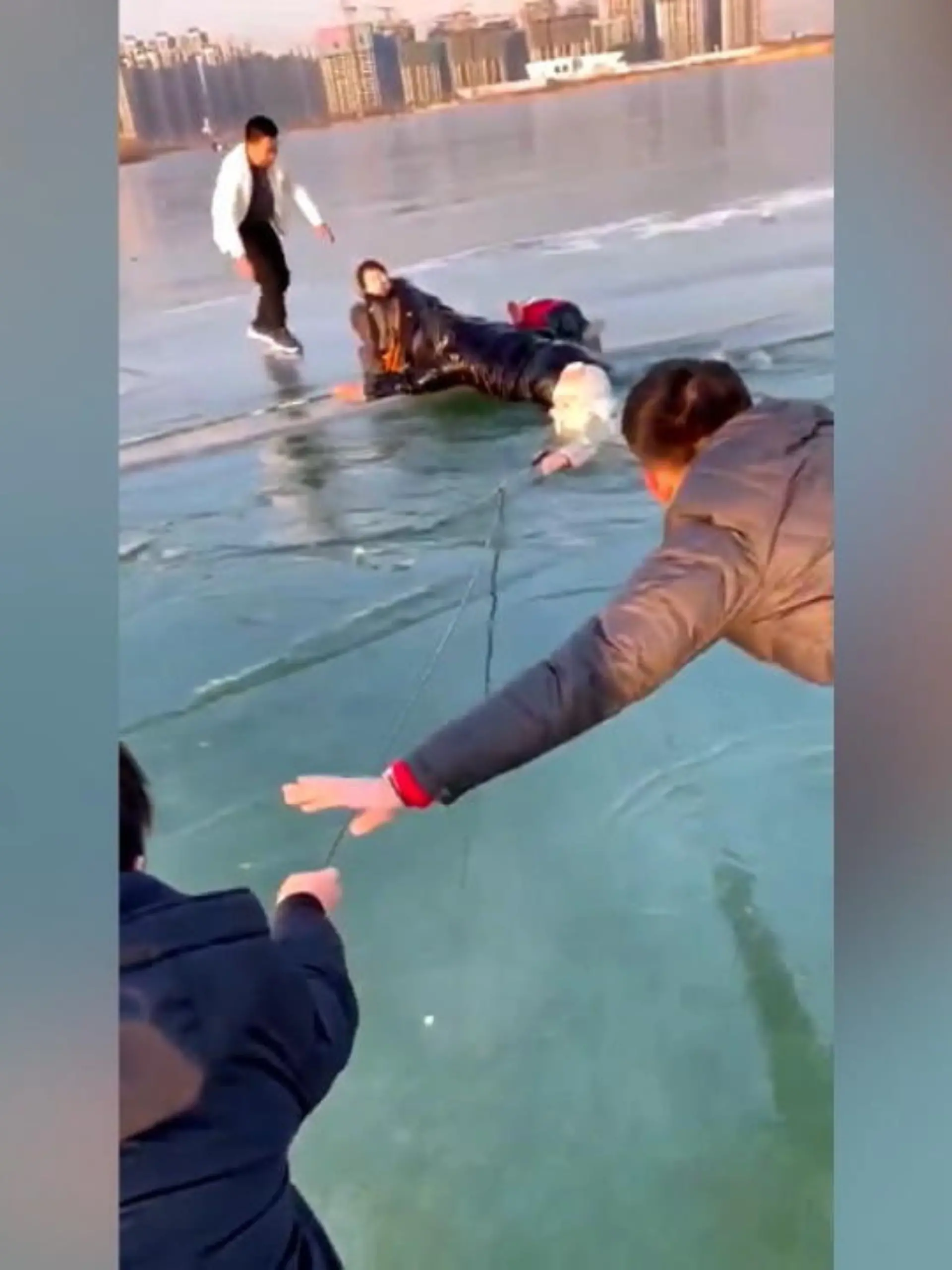 Ein Vater und seine Tochter sind in Yinchuan beim Schlittschuhlaufen in einen vereisten See eingebrochen. Als drei Männer, die in der nähe fischen, die Hilferufe der Mutter hören, versuchen sie der Frau zu helfen ihre Familie aus dem Wasser zu befreien. Die heldenhafte Aktion zeigen wir im Video.