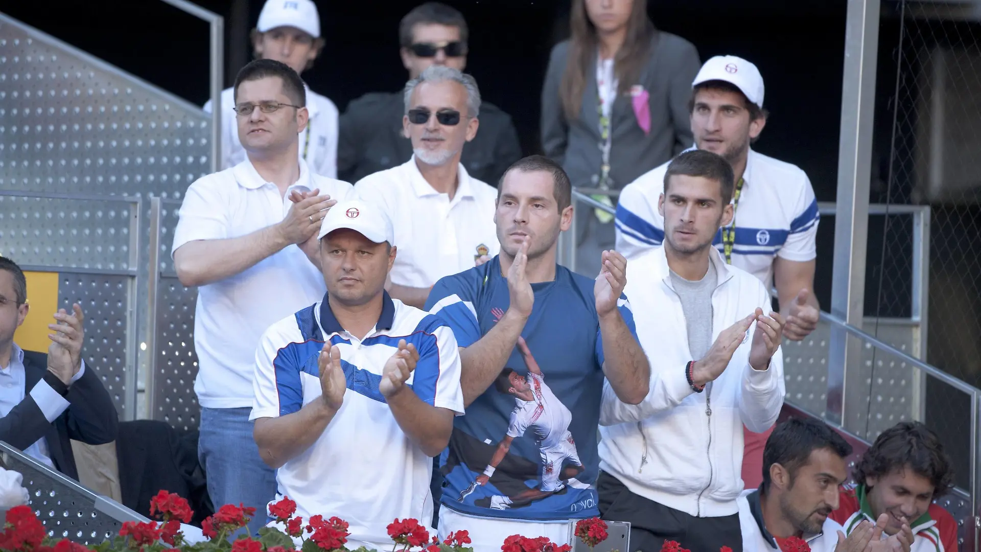Bildnummer: 07820060 Datum: 08.05.2011 Copyright: imago/Cordon Press/Miguelez Sports
ATP Master Series Madrid Finale // Clan von Djokovic, u.a. mit Ernährungsberater Dr. Igor Cetojevic (Mitte), Physiotherapeut Milan Adamovic (Mitte vorn) und Bruder marko Djokovic (re vorn) PUBLICATIONxINxGERxSUIxAUTxHUNxONLY; Herren Tennis ATP Tour Masters vdig xub 2011 quer Equipo Djokovic o0 Betreuer Loge Familie Geschwister privat
Image number 07820060 date 08 05 2011 Copyright imago Cordon Press Miguelez Sports ATP Master Series Madrid Final Clan from Djokovic u A with Nutritionists Dr Igor centre Physiotherapist Milan Adamovic centre front and Brother Marko Djokovic right front PUBLICATIONxINxGERxSUIxAUTxHUNxONLY men Tennis ATP Tour Masters Vdig xub 2011 horizontal Equipo Djokovic o0 Carers Lodge Family Siblings Private