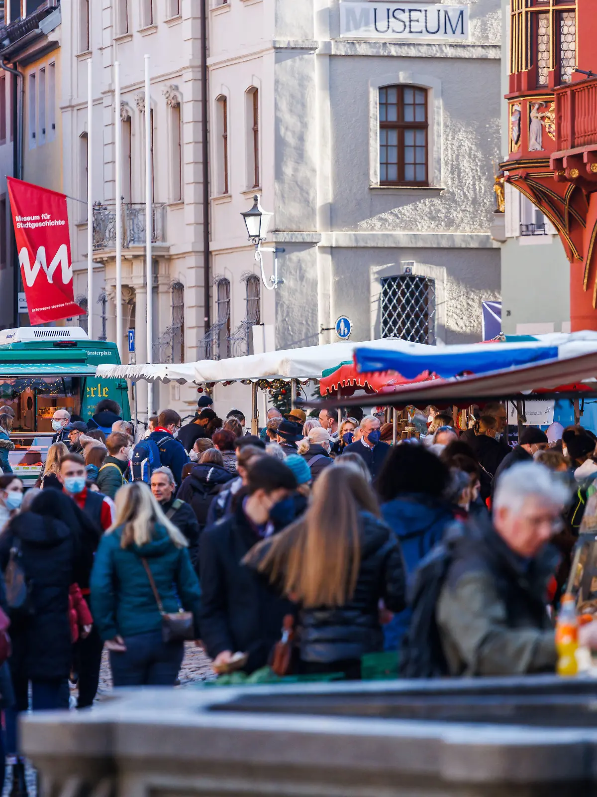 31.12.2021, Baden-Württemberg, Freiburg im Breisgau: Menschen gehen durch die Innenstadt. Trotz teils voller Innenstädte stimmt das Nach-Weihnachtsgeschäft den Einzelhandel nicht wirklich glücklich. «Es sind zwar viele Menschen auf der Straße, aber wenig Tüten», sagte die Hauptgeschäftsführerin des Handelsverbands Baden-Württemberg, Sabine Hagmann. Viele kämen nicht zum Einkaufen in die Städte. Erschwerend komme hinzu, dass Schülerausweise in den Ferien nicht als Corona-Testnachweise gelten. Foto: Philipp von Ditfurth/dpa +++ dpa-Bildfunk +++