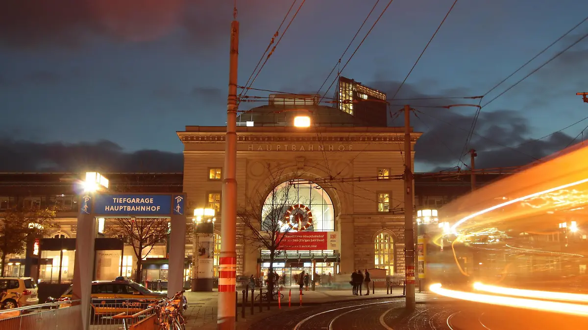 Bahnhofsvorplatz mit Hauptbahnhof Mannheim in der Abenddämmerung, Baden-Württemberg, Deutschland