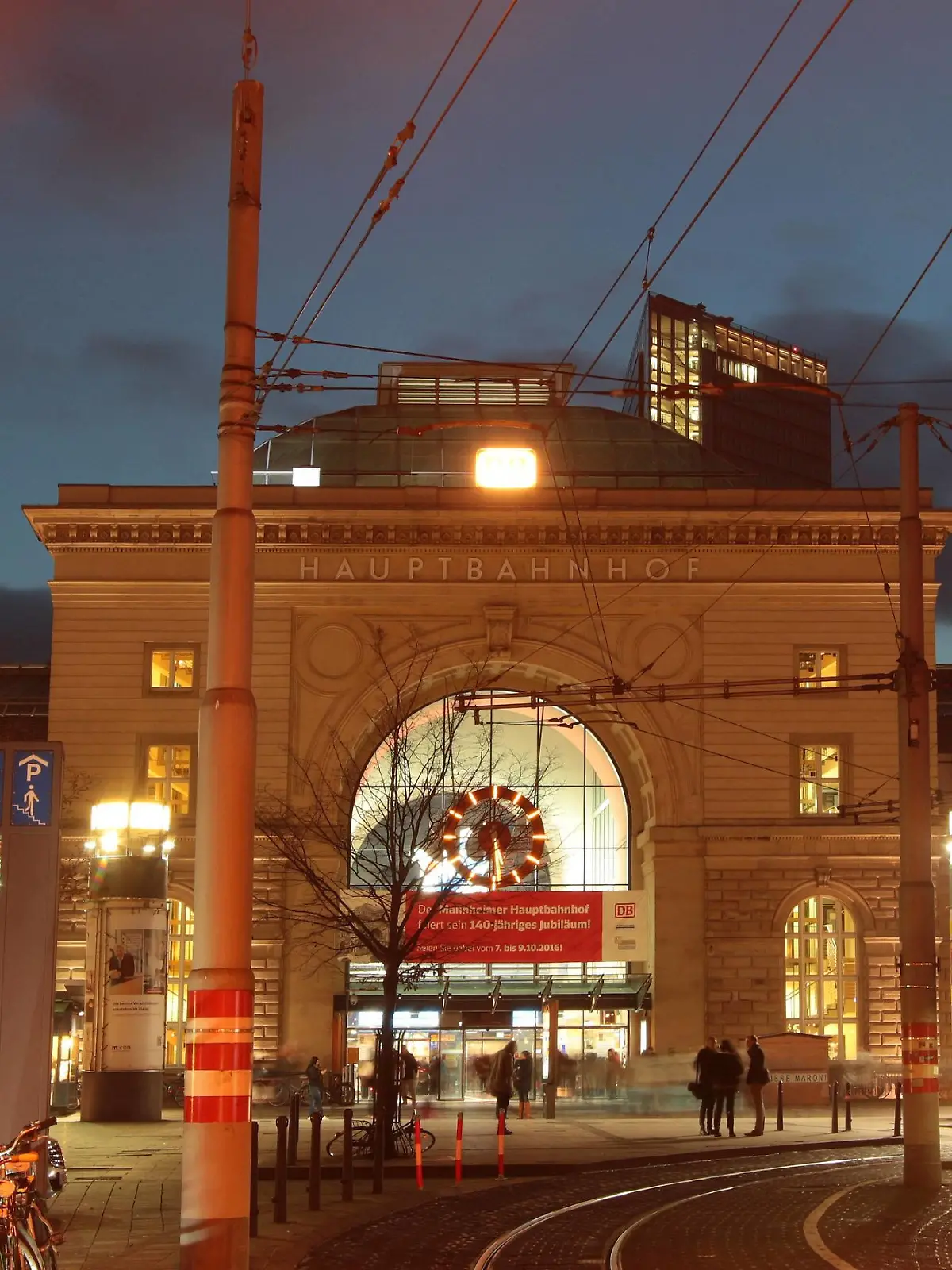 Bahnhofsvorplatz mit Hauptbahnhof Mannheim in der Abenddämmerung, Baden-Württemberg, Deutschland