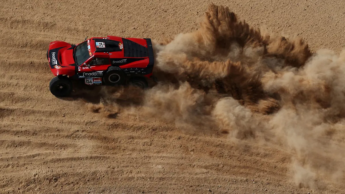 Rallying - Dakar Rally - Stage 6 - Riyadh to Riyadh, Saudi Arabia - January 7, 2022 Md Rallye Sport's Jean Remy Bergounhe and co-driver Gerard Dubuy in action during stage 6  REUTERS/Hamad I Mohammed