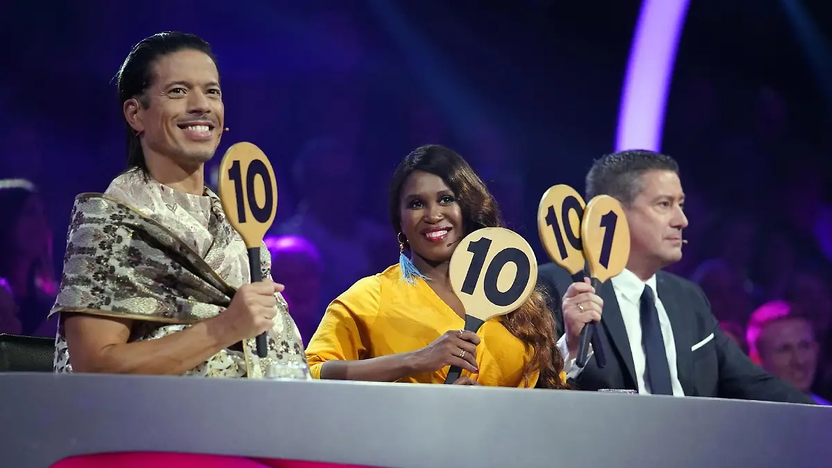 Die Jury (v.l.) Jorge Gonzalez, Motsi Mabuse und Joachim Llambi ist vom Tango von Julia Dietze und Massimo Sinató begeistert.
Verwendung der Bilder für Online-Medien ausschließlich mit folgender Verlinkung:'Alle Infos zu 'Let's Dance' im Special bei RTL.de: http://www.rtl.de/cms/sendungen/lets-dance.html