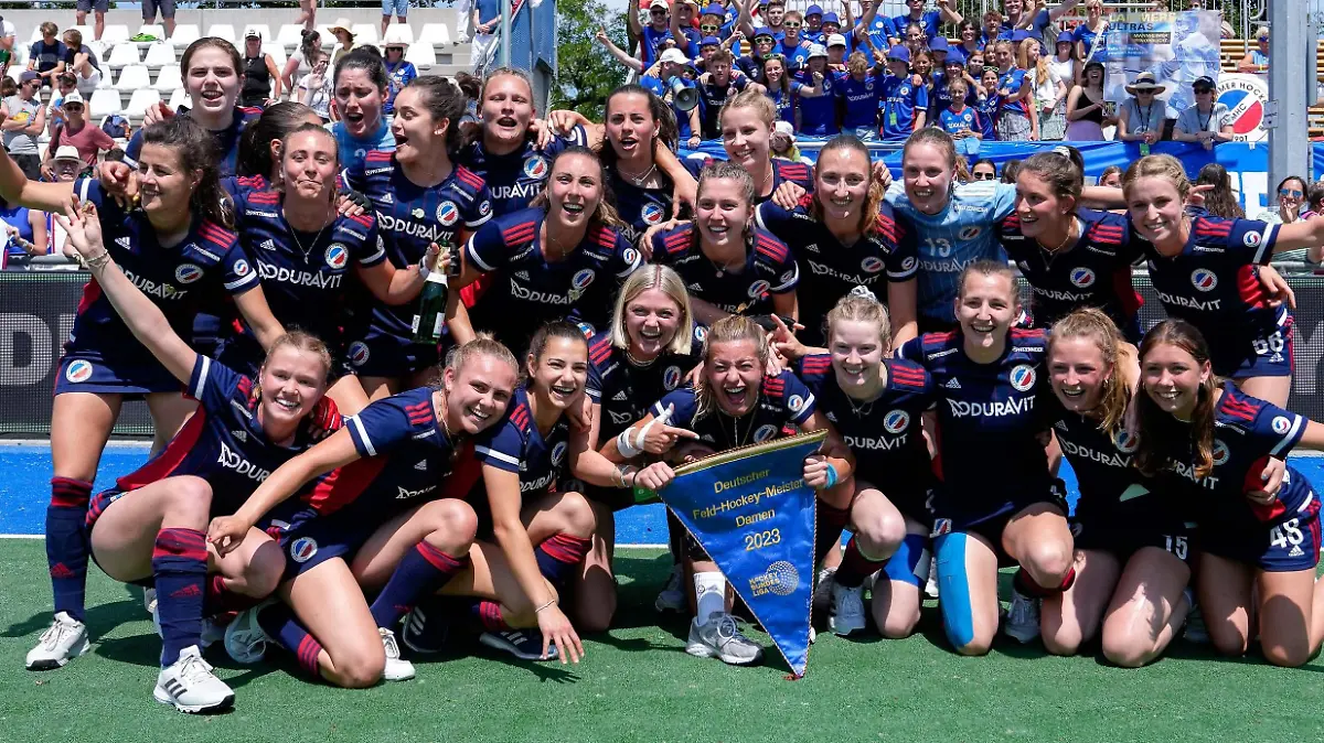 Spielerinnen vom Mannheimer HC (MHC), mit dem Pokal, der Trophäe, bei der Siegerehrung, Siegerwimpel, Blauer Wimpel, Ehrung, Jubel nach dem Schlusspfiff, jubeln, jubelt, Freude, Sieger, Sieg, Siegerinnen, Gewinner der Deutschen Meisterschaft 2022/23, Gewinnerinnen, Meisterinnen, Highlight, optimistisch, Deutscher Meister, Deutsche, Titelträger, Titelträgerinnen, Champion, Meisterjubel, fröhlich, optimistisch, positiv, Aktion, Action, Mannschaftsfoto, Teamfoto, Mannschaft, Team, Gruppenbild, 04.06.2023, Mannheim (Deutschland), Hockey, Deutsche Meisterschaft, Finale, Damen, Mannheimer HC - Der Club an der Alster
