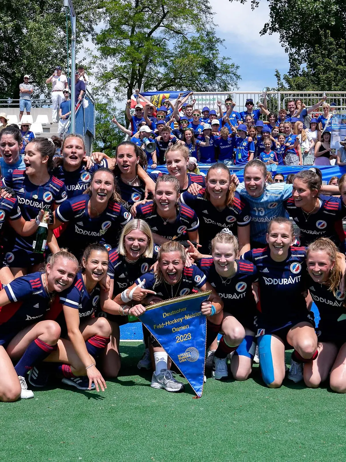 Spielerinnen vom Mannheimer HC (MHC), mit dem Pokal, der Trophäe, bei der Siegerehrung, Siegerwimpel, Blauer Wimpel, Ehrung, Jubel nach dem Schlusspfiff, jubeln, jubelt, Freude, Sieger, Sieg, Siegerinnen, Gewinner der Deutschen Meisterschaft 2022/23, Gewinnerinnen, Meisterinnen, Highlight, optimistisch, Deutscher Meister, Deutsche, Titelträger, Titelträgerinnen, Champion, Meisterjubel, fröhlich, optimistisch, positiv, Aktion, Action, Mannschaftsfoto, Teamfoto, Mannschaft, Team, Gruppenbild, 04.06.2023, Mannheim (Deutschland), Hockey, Deutsche Meisterschaft, Finale, Damen, Mannheimer HC - Der Club an der Alster