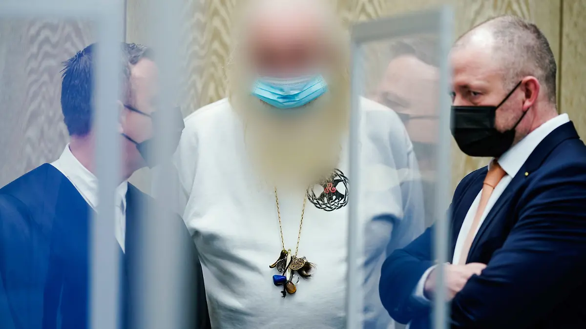 07.01.2022, Baden-Württemberg, Mannheim: Karl B. (M), einer der Angeklagten, spricht im Verhandlungssaal des Landgerichts mit seinen Anwälten. Unter erhöhten Sicherheitsvorkehrungen hat der Prozess gegen einen als rechtsextremistisch eingestuften selbsternannten «Druiden» und drei weitere Männer wegen Verstoßes gegen das Waffenrecht begonnen. Vor dem Landgericht Mannheim muss sich der 71-jährige Hauptangeklagte auch wegen des Vorwurfs der Volksverhetzung verantworten. Foto: Jan Peter/dpa - ACHTUNG: Der Angeklagte wurde aus rechtlichen Gründen gepixelt +++ dpa-Bildfunk +++