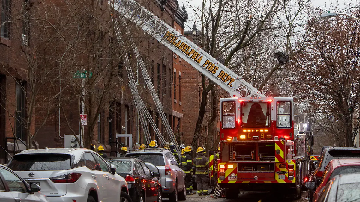 21.08.2020, USA, Philadelphia: Die Feuerwehr von Philadelphia arbeitet am Schauplatz eines tödlichen Reihenhausbrandes. Der Brand hat zu mehreren Todesopfern geführt. Foto: Alejandro A. Alvarez/The Philadelphia Inquirer/dpa - ACHTUNG: Nur zur redaktionellen Verwendung und nur mit vollständiger Nennung des vorstehenden Credits +++ dpa-Bildfunk +++
