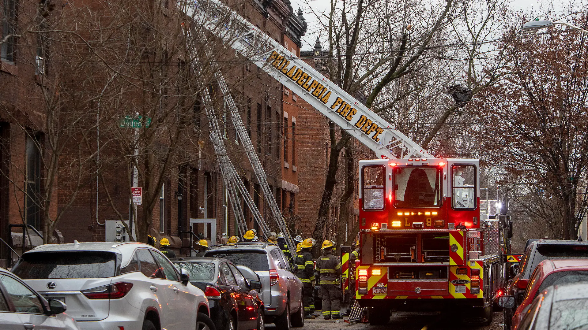 21.08.2020, USA, Philadelphia: Die Feuerwehr von Philadelphia arbeitet am Schauplatz eines tödlichen Reihenhausbrandes. Der Brand hat zu mehreren Todesopfern geführt. Foto: Alejandro A. Alvarez/The Philadelphia Inquirer/dpa - ACHTUNG: Nur zur redaktionellen Verwendung und nur mit vollständiger Nennung des vorstehenden Credits +++ dpa-Bildfunk +++