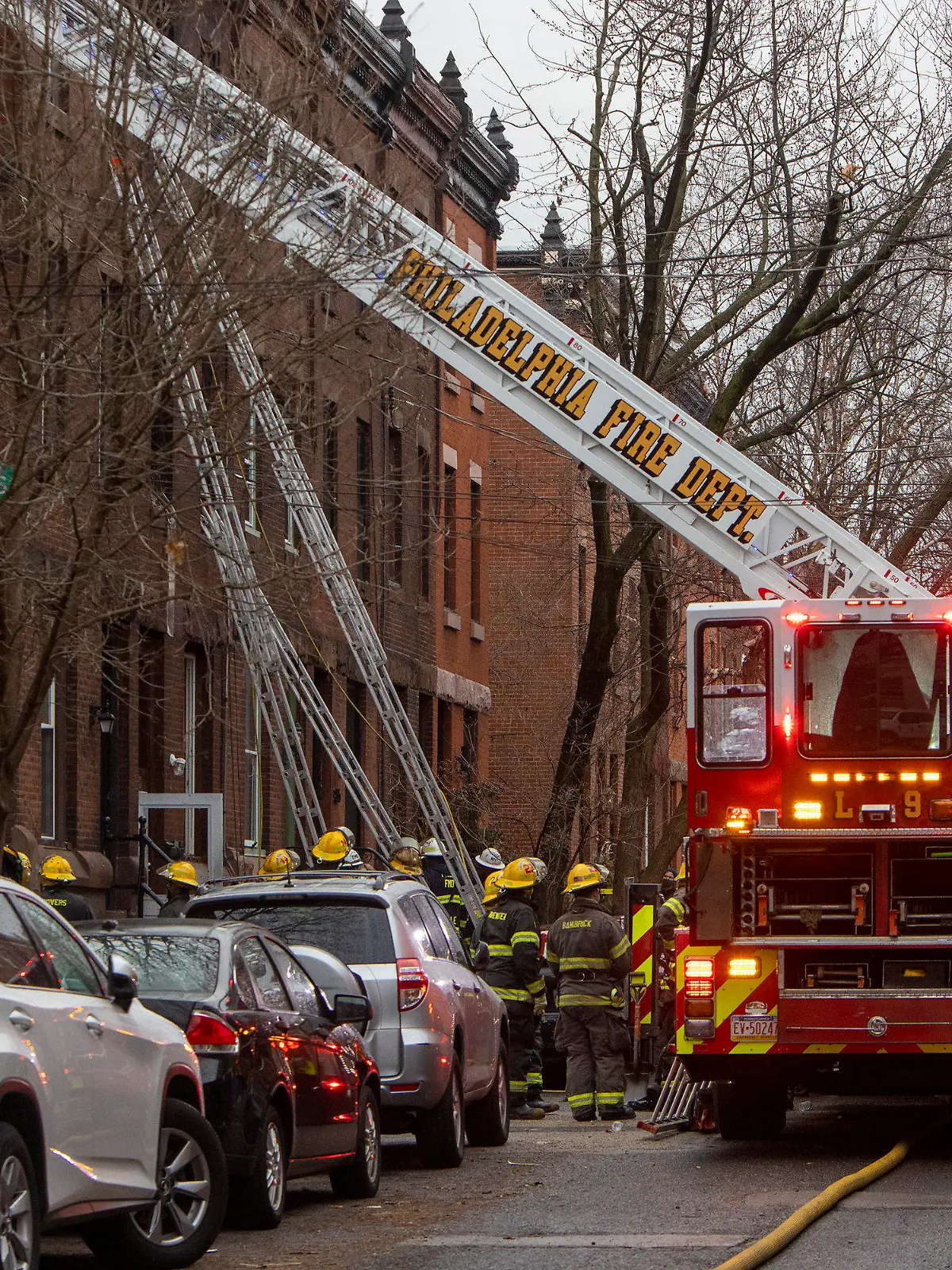 21.08.2020, USA, Philadelphia: Die Feuerwehr von Philadelphia arbeitet am Schauplatz eines tödlichen Reihenhausbrandes. Der Brand hat zu mehreren Todesopfern geführt. Foto: Alejandro A. Alvarez/The Philadelphia Inquirer/dpa - ACHTUNG: Nur zur redaktionellen Verwendung und nur mit vollständiger Nennung des vorstehenden Credits +++ dpa-Bildfunk +++