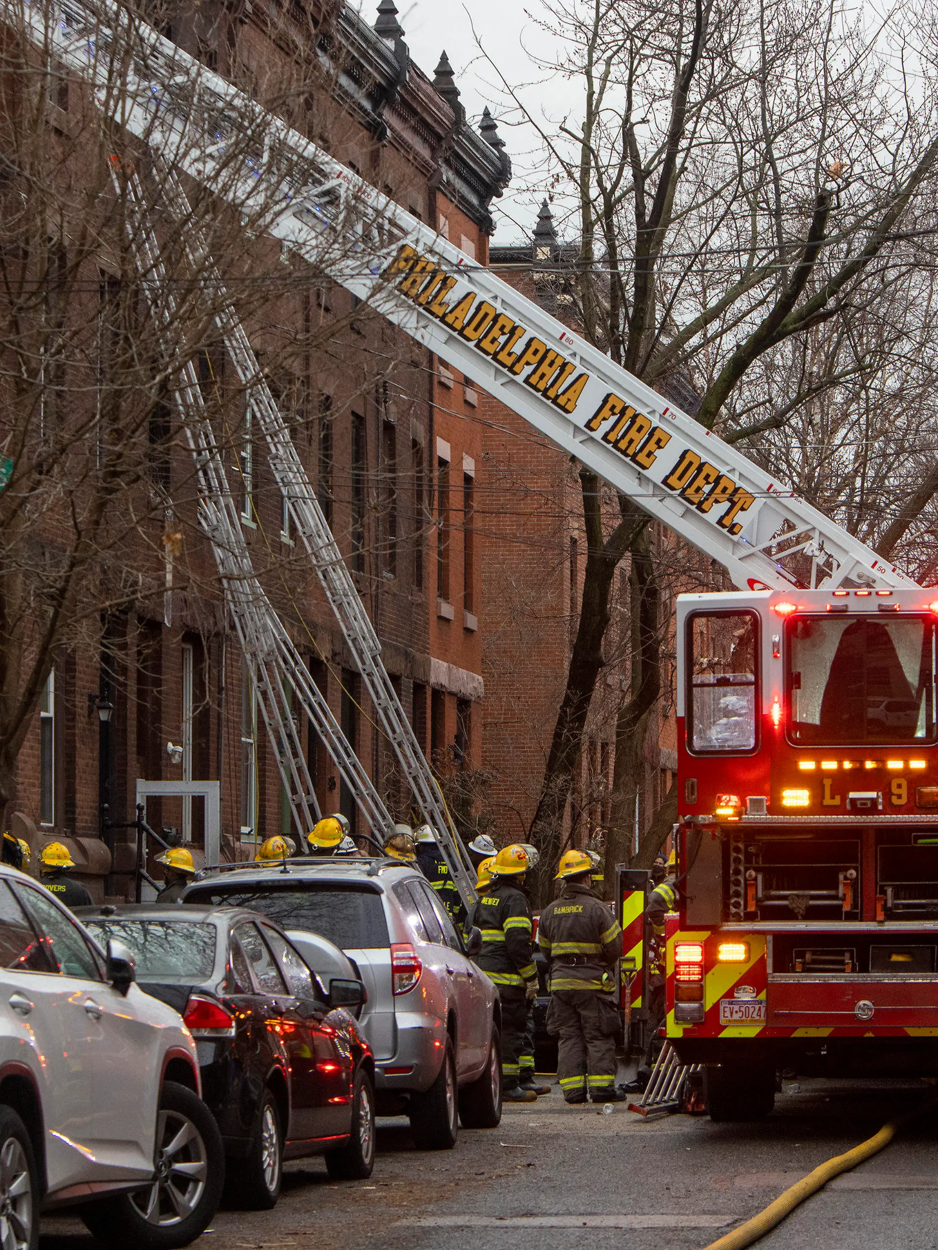 21.08.2020, USA, Philadelphia: Die Feuerwehr von Philadelphia arbeitet am Schauplatz eines tödlichen Reihenhausbrandes. Der Brand hat zu mehreren Todesopfern geführt. Foto: Alejandro A. Alvarez/The Philadelphia Inquirer/dpa - ACHTUNG: Nur zur redaktionellen Verwendung und nur mit vollständiger Nennung des vorstehenden Credits +++ dpa-Bildfunk +++