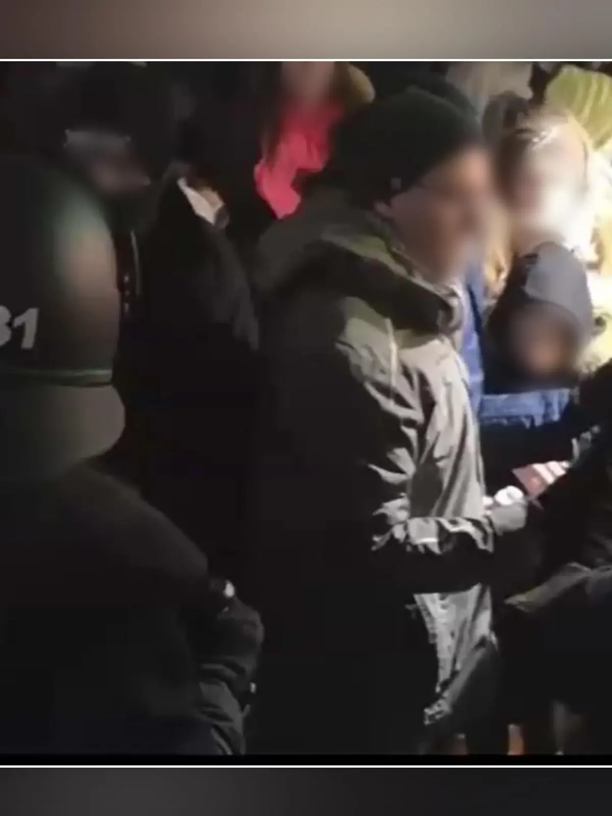 Vater mit seinem Sohn inmitten Demonstrierender und Polizisten in München