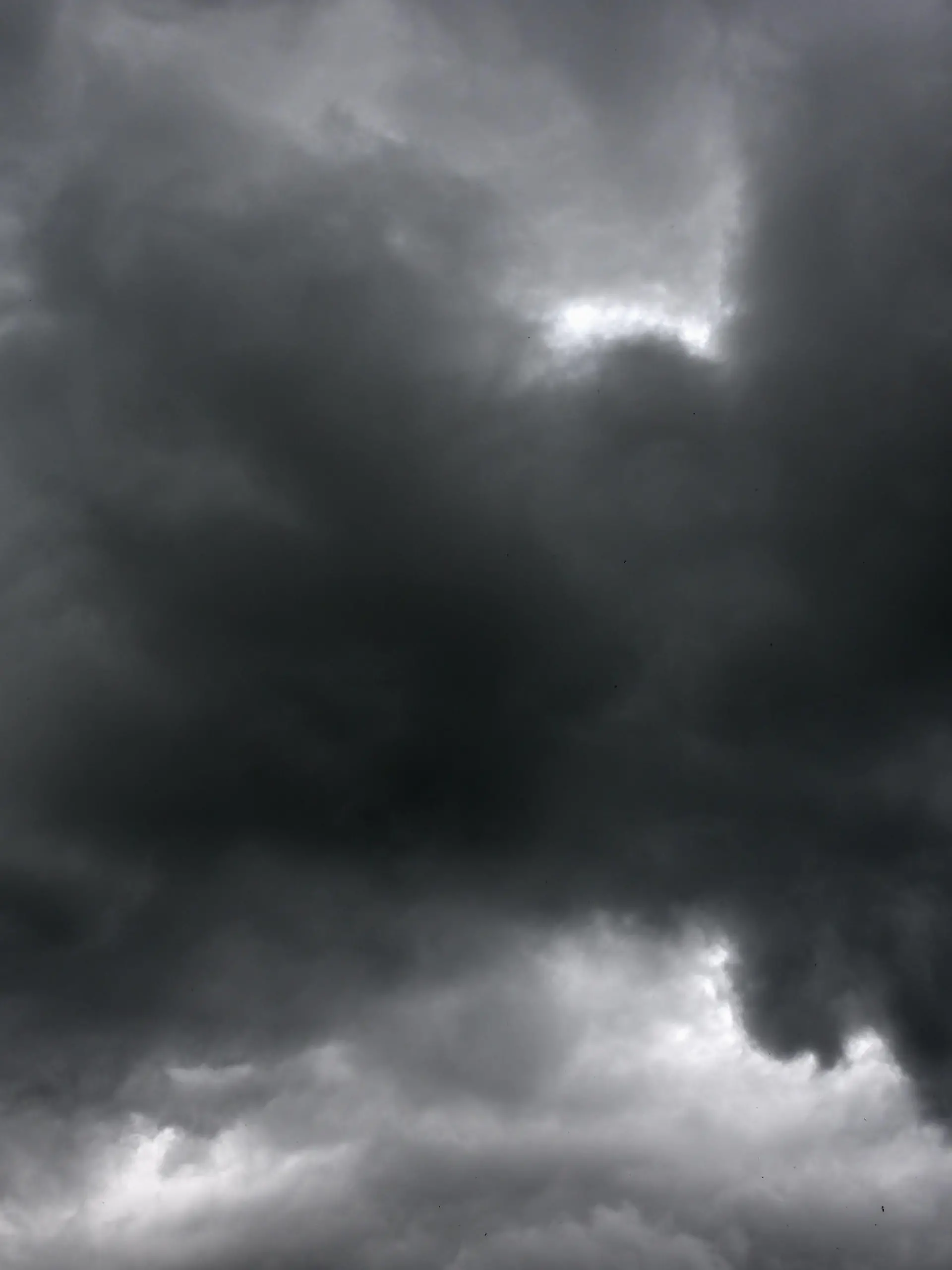 Da braut sich was zusammen. Starke Windböen treiben die Gewitterwolken vor sich her. Siegsdorf Bayern Deutschland *** Something is brewing Strong gusts of wind drive the thunderclouds in front of them Siegsdorf Bavaria Germany Copyright: xRolfxPossx