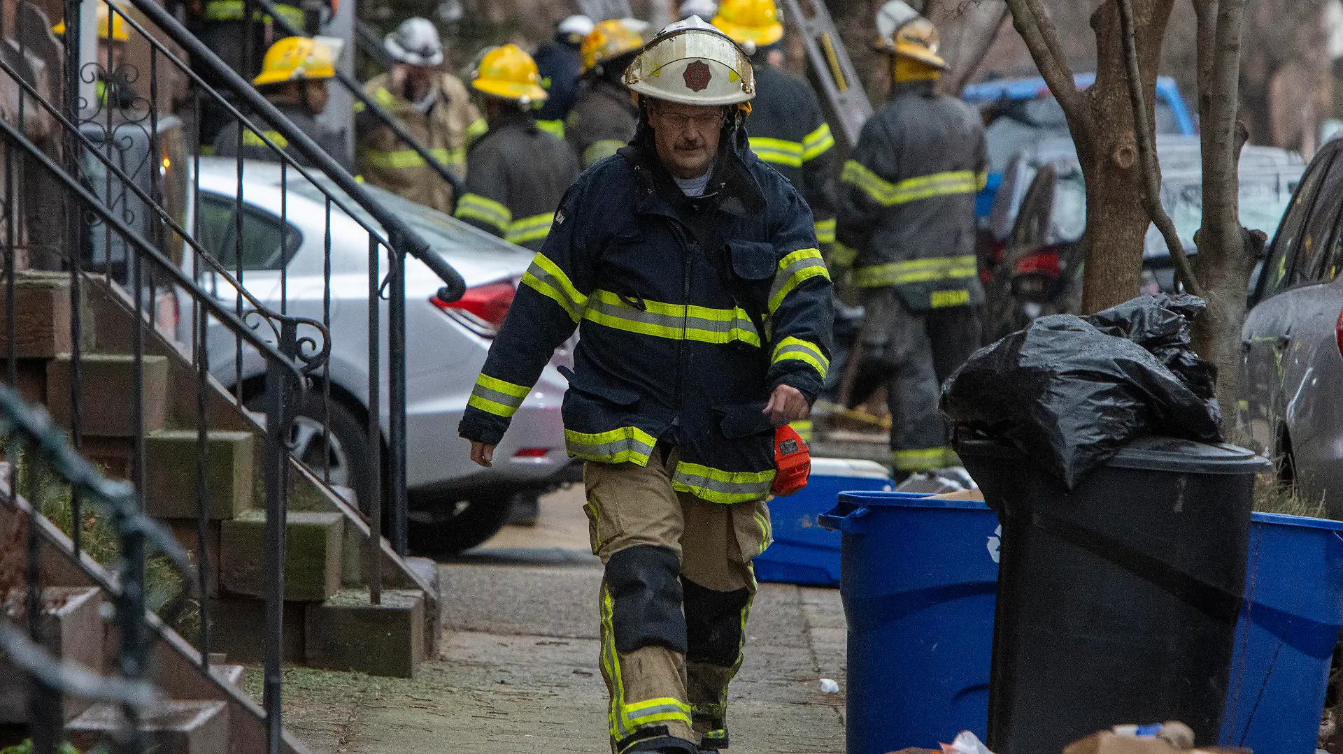 21.08.2020, USA, Philadelphia: Die Feuerwehr von Philadelphia arbeitet am Schauplatz eines tödlichen Reihenhausbrandes. Der Brand hat zu mehreren Todesopfern geführt. Foto: Alejandro A. Alvarez/The Philadelphia Inquirer/AP/dpa - ACHTUNG: Nur zur redaktionellen Verwendung und nur mit vollständiger Nennung des vorstehenden Credits +++ dpa-Bildfunk +++