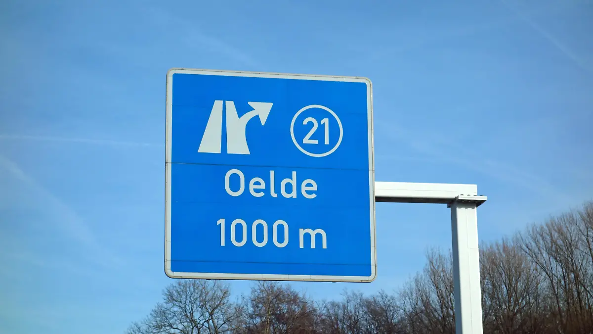 oelde, 1000m, 21, verkehr, autobahnschild, richtungsweiser, autobahn, verkehrsschild, strassenschild, hinweisschild, hinweisschilder, strassenschilder, pfeil, verkehrszeichen, autobahnauffahrt, auffahrt, fernverkehr, fernstrecke, richtungsanzeiger, ausfahrt, autobahnausfahrt, richtung, abbiegen, rechts, bundesautobahn, autobahnausfahrt, ausfahrt, anschlußstelle, hinweistafel, autobahnschild, richtungsweiser, autobahn, schild, schilder, oelde, 1000 m, 21, turn, autoroad sign, direction-wiser, highway, road sign, street sign, sign, signs, street signs, arrow, traffic sign, highway entrance, drives up, long-distance traffic, distant distance, direction indicator, drives out, motorway exit, direction, turn, on the right, federal motorway, motorway exit, drives out, connection point, tip board, autoroad sign, direction-wiser, highway, sign, signs,