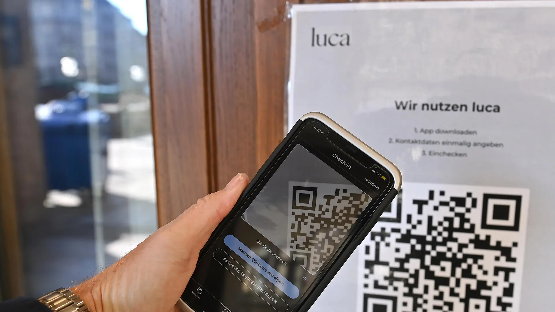 Einchecken mit der Luca App. Hinweisschild mit Informationen zur Schnellregistrierung mit der LUCA App an der Eingangstuer an einem Restaurant,