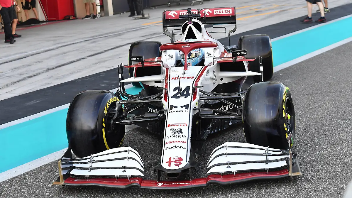  Formel 1 Testfahrten / 14.12.2021, Yas Marina Circuit, Abu Dhabi, Formel 1 Testfahrten , im Bild Guanyu Zhou CHN, Alfa Romeo Racing ORLEN *** Formula 1 Test Drives 14 12 2021, Yas Marina Circuit, Abu Dhabi, Formula 1 Test Drives , pictured Guanyu Zhou CHN , Alfa Romeo Racing ORLEN. nordphotoxGmbHx/xBratic nph00250