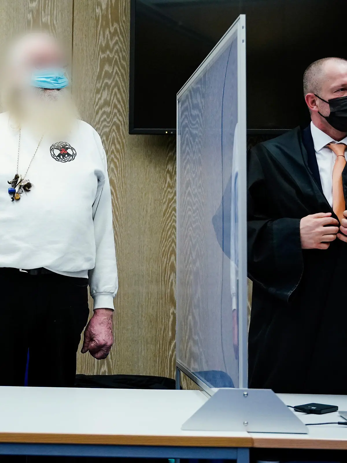 07.01.2022, Baden-Württemberg, Mannheim: Karl B. (l), einer der Angeklagten, steht im Verhandlungssaal des Landgerichts neben seinem Anwalt Thomas Penneke. Unter erhöhten Sicherheitsvorkehrungen hat der Prozess gegen einen als rechtsextremistisch eingestuften selbsternannten «Druiden» und drei weitere Männer wegen Verstoßes gegen das Waffenrecht begonnen. Vor dem Landgericht Mannheim muss sich der 71-jährige Hauptangeklagte auch wegen des Vorwurfs der Volksverhetzung verantworten. Foto: Jan Peter/dpa - ACHTUNG: Der Angeklagte wurde aus rechtlichen Gründen gepixelt +++ dpa-Bildfunk +++