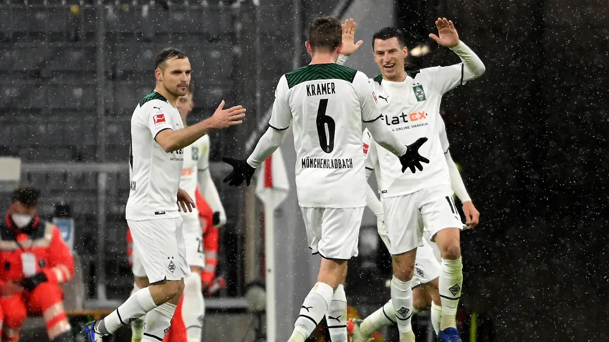 Muenchen, Allianz Arena, 07.01.22, GER, Herren, 1.Bundesliga, Saison 2021-2022, FC Bayern Muenchen - Borussia Moenchengladbach Bild: Stefan Lainer Gladbach jubelt nach seinem Tor zum 1:2 mit Christoph Kramer Gladbach Nur fuer journalistische Zwecke Only for editorial use Gemaess den Vorgaben der DFL Deutsche Fußball Liga ist es untersagt, in dem Stadion und/oder vom Spiel angefertigte Fotoaufnahmen in Form von Sequenzbildern und/oder videoaehnlichen Fotostrecken zu verwerten bzw. verwerten zu lassen. DFL regulations prohibit any use of photographs as image sequences and/or quasi-video. Bayern Deutschland *** Munich, Allianz Arena, 07 01 22, GER, Men, 1 Bundesliga, Season 2021 2022, FC Bayern Muenchen Borussia Moenchengladbach Picture Stefan Lainer Gladbach cheers after his goal to 1 2 with Christoph Kramer Gladbach Only for journalistic use Only for editorial use According to the DFL Deutsche Fußball Liga regulations it is prohibited, DFL regulations prohibit any use of photographs as image sequences and or quasi video Bayern Germany
