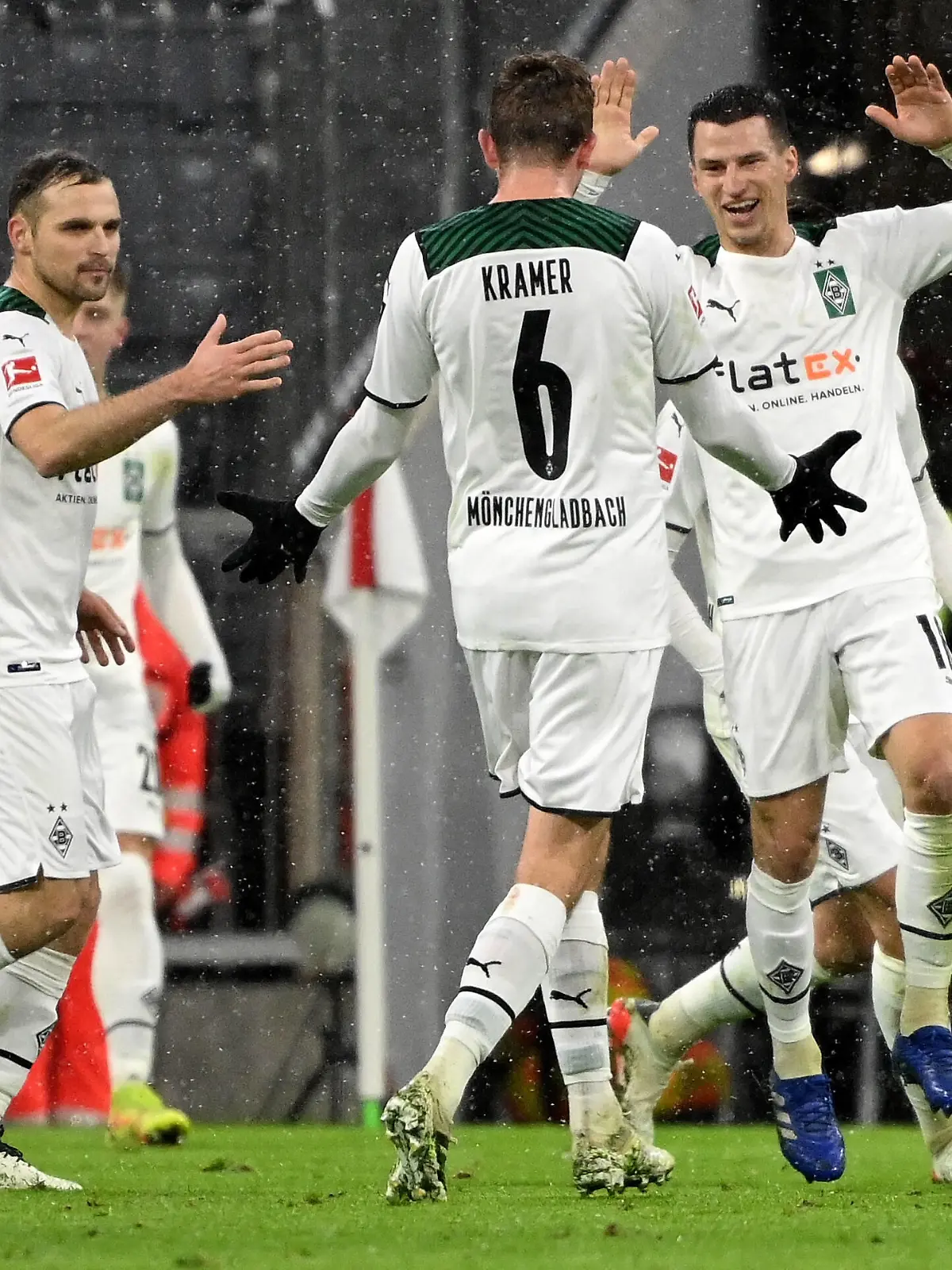 Muenchen, Allianz Arena, 07.01.22, GER, Herren, 1.Bundesliga, Saison 2021-2022, FC Bayern Muenchen - Borussia Moenchengladbach Bild: Stefan Lainer Gladbach jubelt nach seinem Tor zum 1:2 mit Christoph Kramer Gladbach Nur fuer journalistische Zwecke Only for editorial use Gemaess den Vorgaben der DFL Deutsche Fußball Liga ist es untersagt, in dem Stadion und/oder vom Spiel angefertigte Fotoaufnahmen in Form von Sequenzbildern und/oder videoaehnlichen Fotostrecken zu verwerten bzw. verwerten zu lassen. DFL regulations prohibit any use of photographs as image sequences and/or quasi-video. Bayern Deutschland *** Munich, Allianz Arena, 07 01 22, GER, Men, 1 Bundesliga, Season 2021 2022, FC Bayern Muenchen Borussia Moenchengladbach Picture Stefan Lainer Gladbach cheers after his goal to 1 2 with Christoph Kramer Gladbach Only for journalistic use Only for editorial use According to the DFL Deutsche Fußball Liga regulations it is prohibited, DFL regulations prohibit any use of photographs as image sequences and or quasi video Bayern Germany 