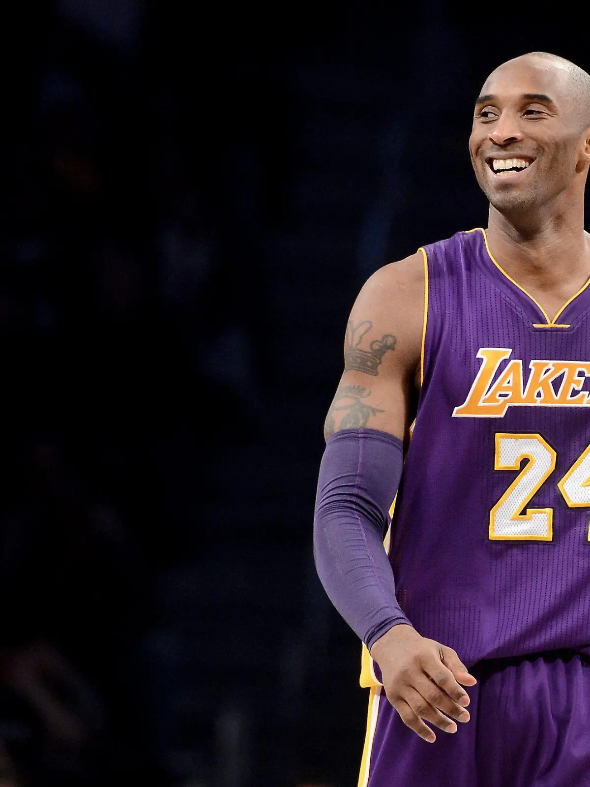 epa03570040 Los Angeles Lakers shooting guard Kobe Bryant walks up court during a break against the Brooklyn Nets at the Barclays Center in Brooklyn, New York, USA, 05 February 2013. EPA/ANDREW GOMBERT CORBIS OUT  +++(c) dpa - Bildfunk+++