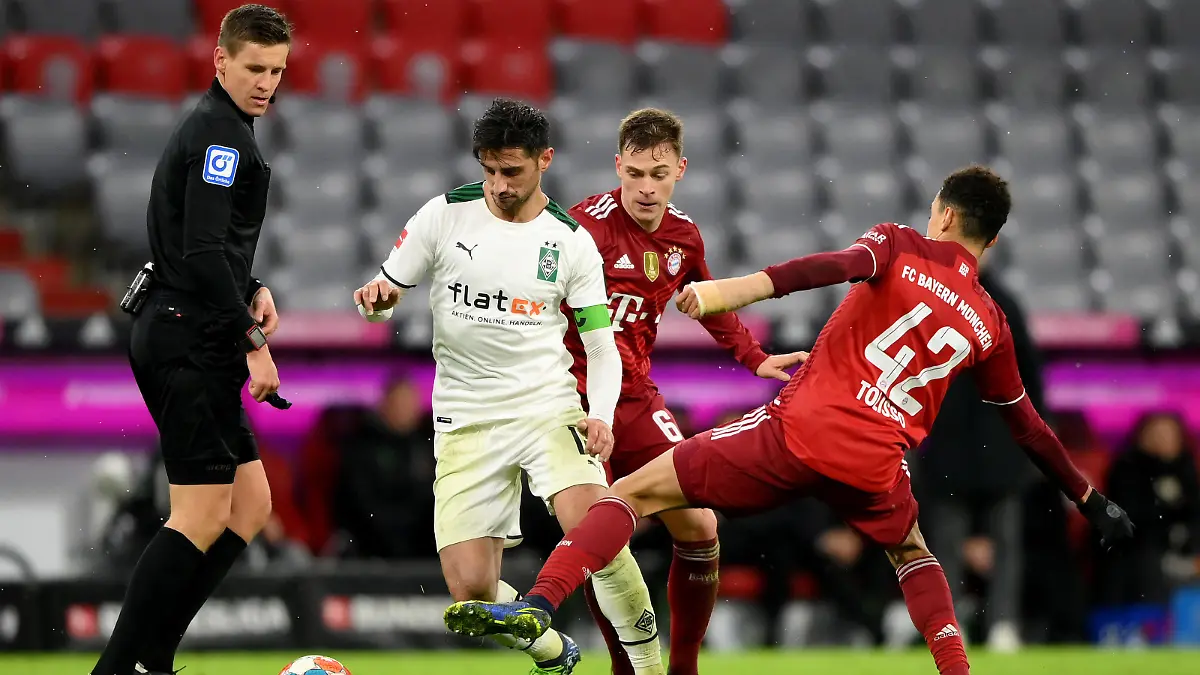 MUNICH, GERMANY - JANUARY 07: Lars Stindl of Moenchengladbach is challenged by Jamal Musiala of Muenchen during the Bundesliga match between FC Bayern München and Borussia Mönchengladbach at Allianz Arena on January 07, 2022 in Munich, Germany. (Photo by Sebastian Widmann/Getty Images)