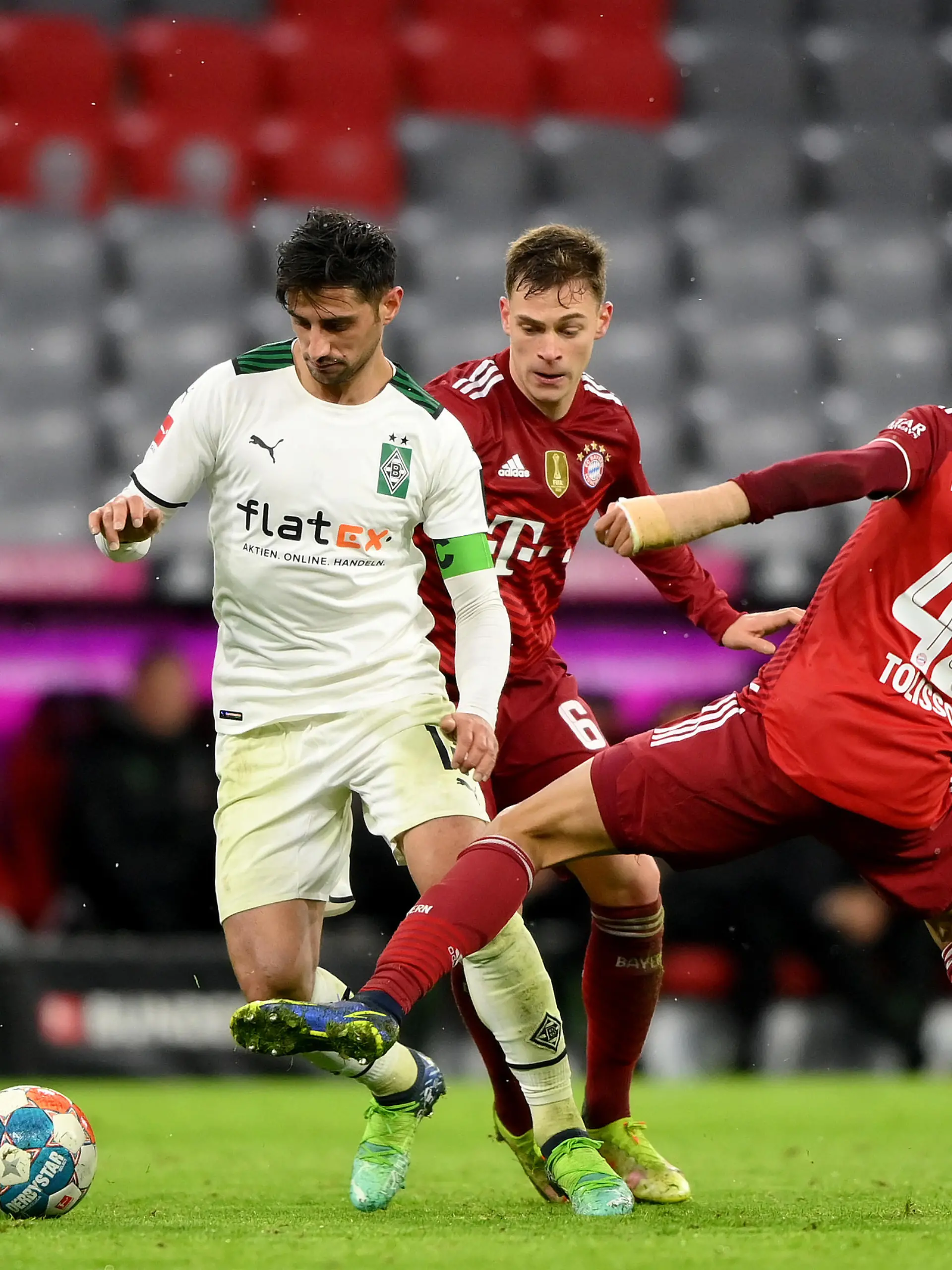MUNICH, GERMANY - JANUARY 07: Lars Stindl of Moenchengladbach is challenged by Jamal Musiala of Muenchen during the Bundesliga match between FC Bayern München and Borussia Mönchengladbach at Allianz Arena on January 07, 2022 in Munich, Germany. (Photo by Sebastian Widmann/Getty Images)