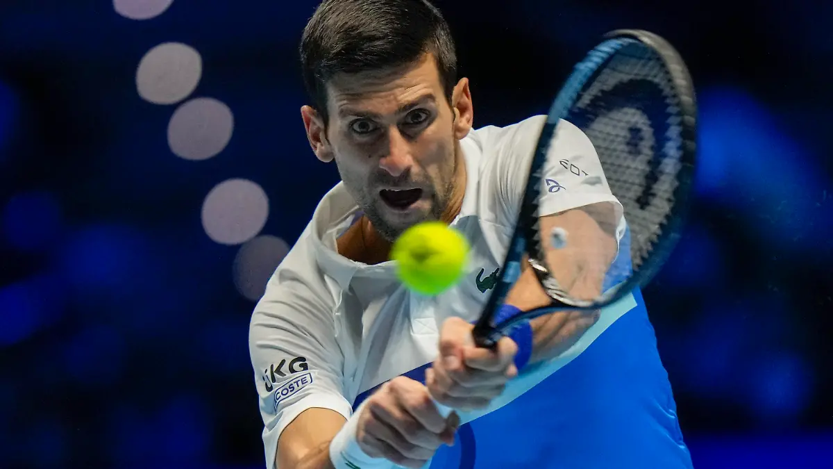 ARCHIV - 19.11.2021, Italien, Turin: Tennis: ATP-Tour - ATP-World Tour Finals, Einzel, Herren, Vorrunde, Gruppe A, Djokovic (Serbien) - Norrie (Großbritannien): Novak Djokovic in Aktion. Tennisstar Novak Djokovic ist wohl ungeimpft, wird aber trotz der strengen Impf-Regeln bei den Australian Open am ersten Grand-Slam-Turnier der Saison teilnehmen. Dank einer Ausnahmegenehmigung, wie der Titelverteidiger mitteilt. Foto: Luca Bruno/AP/dpa +++ dpa-Bildfunk +++