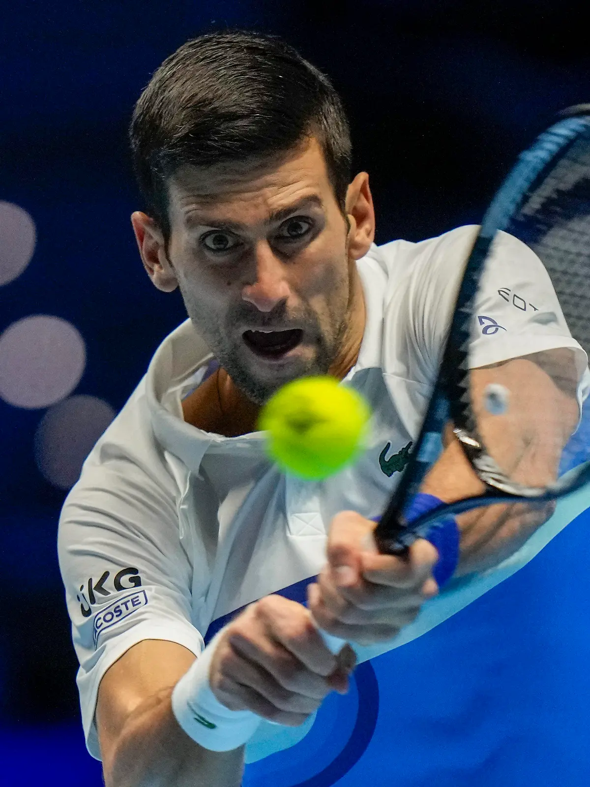 ARCHIV - 19.11.2021, Italien, Turin: Tennis: ATP-Tour - ATP-World Tour Finals, Einzel, Herren, Vorrunde, Gruppe A, Djokovic (Serbien) - Norrie (Großbritannien): Novak Djokovic in Aktion. Tennisstar Novak Djokovic ist wohl ungeimpft, wird aber trotz der strengen Impf-Regeln bei den Australian Open am ersten Grand-Slam-Turnier der Saison teilnehmen. Dank einer Ausnahmegenehmigung, wie der Titelverteidiger mitteilt. Foto: Luca Bruno/AP/dpa +++ dpa-Bildfunk +++