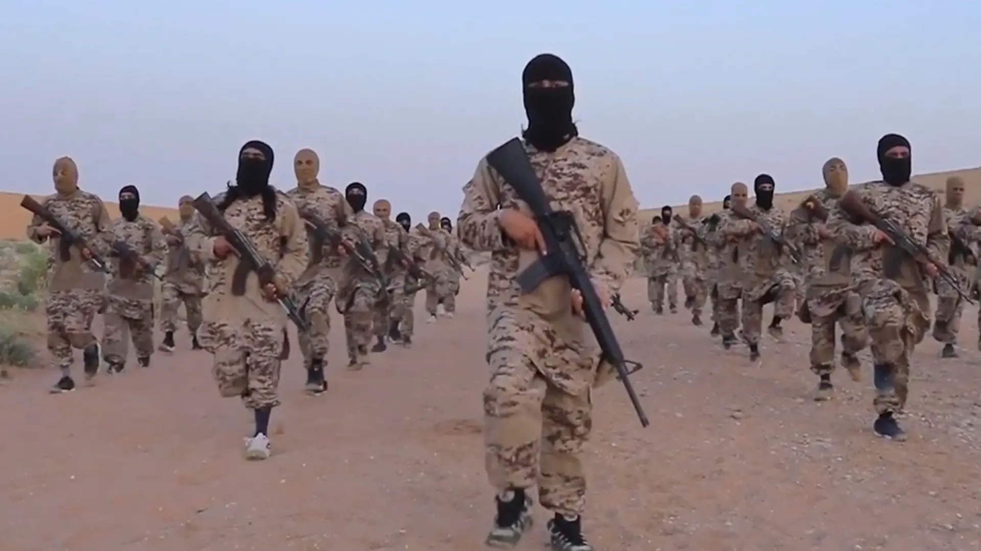 Das Standbild eines undatierten Propaganda-Videos, welches von der Terrormiliz Islamischer Staat (IS) am 19.05.2017 ins Internet gestellt wurde und über die Associated Press am 10.06.2017 zur Verfügung gestellt wurde, zeigt IS Kämpfer in Deir ez-Zor (Syrien). (ACHTUNG: Bestmöglich verfügbare technische Qualität) Foto: Uncredited/Militant Photo/AP/dpa +++(c) dpa - Bildfunk+++ Foto: Uncredited/Militant Photo/dpa +++(c) dpa - Bildfunk+++