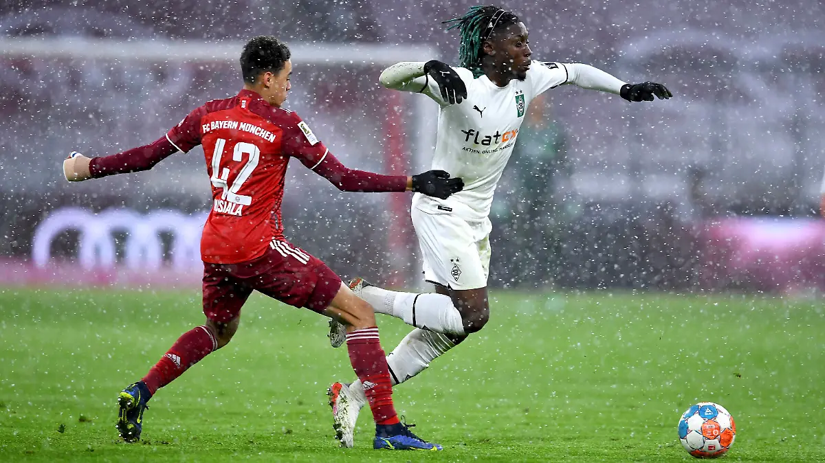 Fussball 1. Bundesliga Saison 2021/2022 18. Spieltag FC Bayern Muenchen - Borussia Moenchengladbach 07.01.2022 Jamal Musiala li, FC Bayern Muenchen gegen Manu Kone re, Borussia Moenchengladbach *** Football 1 Bundesliga Season 2021 2022 18 Matchday FC Bayern Muenchen Borussia Moenchengladbach 07 01 2022 Jamal Musiala li, FC Bayern Muenchen vs Manu Kone re, Borussia Moenchengladbach 