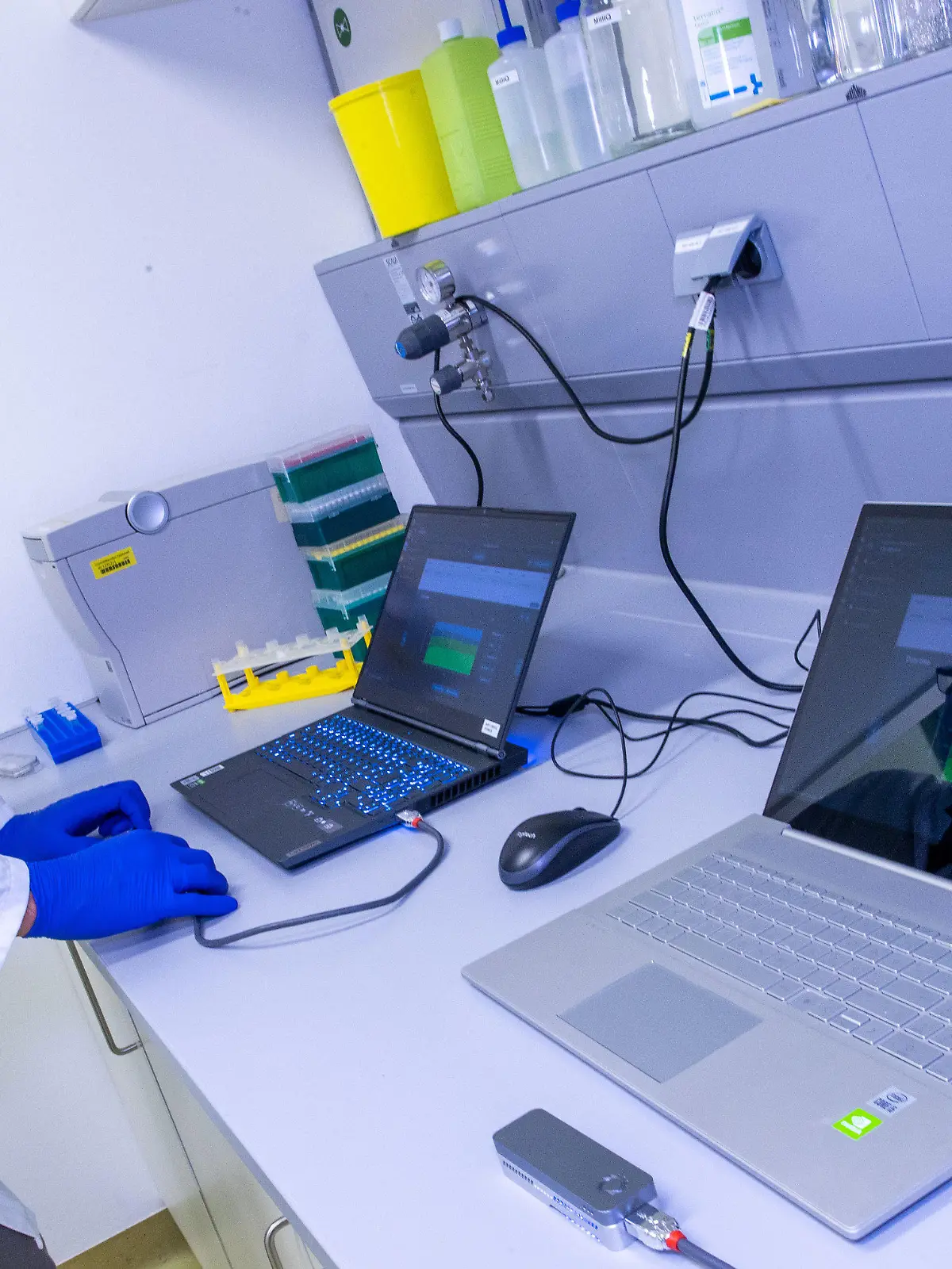 05.01.2022, Mecklenburg-Vorpommern, Greifswald: In einen Sequenzierer legt Christian Kohler mit einer längliche Platine im Labor für Corona-Varianten (CoMV-Gen) in der Universitätsmedizin Greifswald auf der Suche nach neuen Varianten und Mutationen des Corona-Virus insgesamt zwölf Proben ein. Der Sequenzierer liefert 50 bis 100 Gigabyte Daten die im Anschluss noch stundenlang am Computer analysiert werden müssen. In Greifswald arbeiten Forscher dabei am Anschlag und haben in den letzten Wochen mehr als 1.500 Proben sequenziert. Foto: Jens Büttner/dpa-Zentralbild/dpa +++ dpa-Bildfunk +++