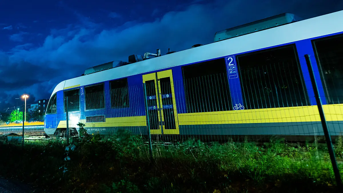 ARCHIV - 21.10.2021, Niedersachsen, Wilhelmshaven: Eine leerer Zug der Nordwestbahn, der planmäßig nicht im Einsatz ist, steht am frühen Morgen am Bahnhof von Wilhelmshaven. (zu dpa «Zugbegleiterin soll Impfpass gefälscht haben») Foto: Mohssen Assanimoghaddam/dpa +++ dpa-Bildfunk +++