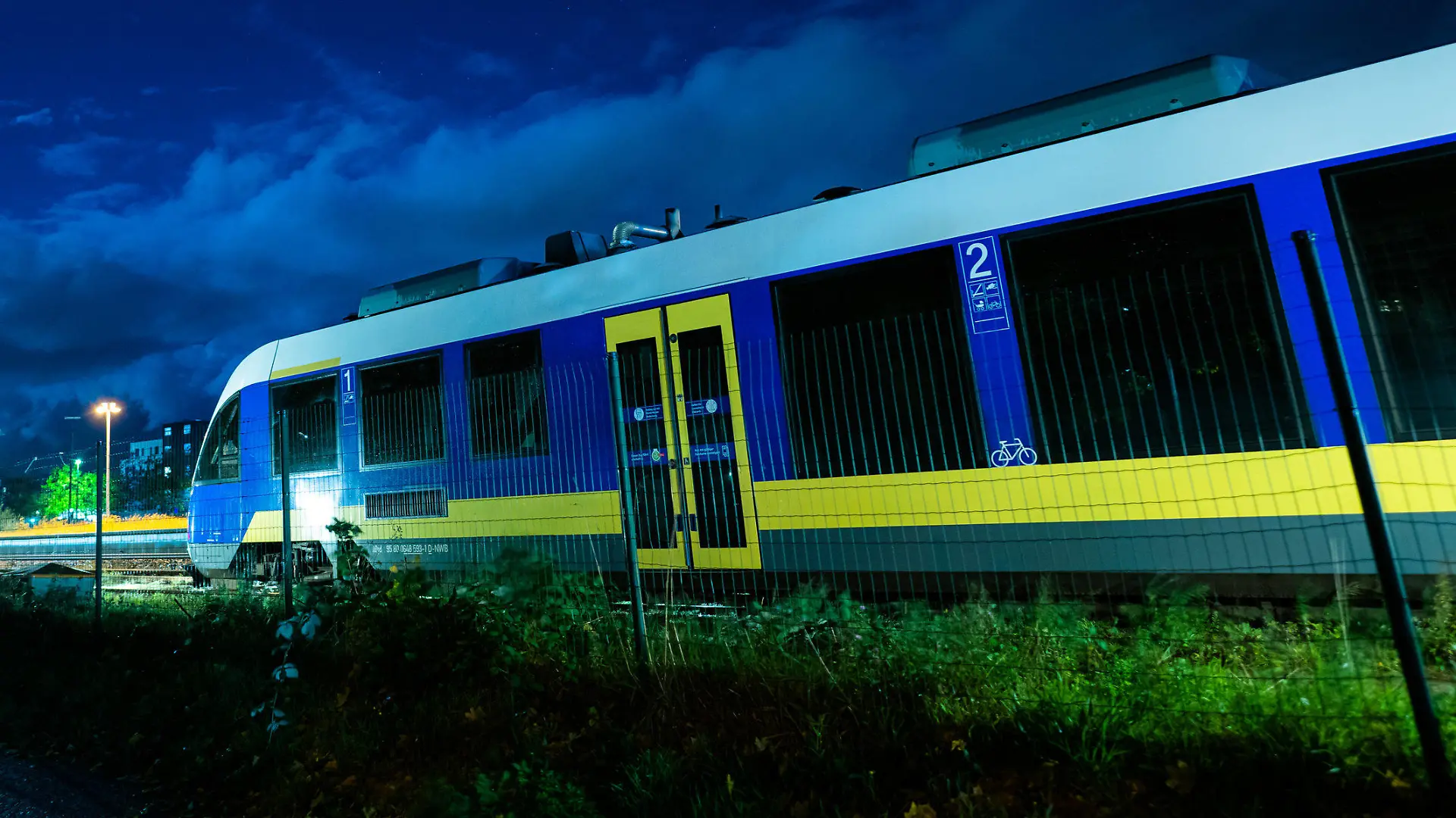 ARCHIV - 21.10.2021, Niedersachsen, Wilhelmshaven: Eine leerer Zug der Nordwestbahn, der planmäßig nicht im Einsatz ist, steht am frühen Morgen am Bahnhof von Wilhelmshaven. (zu dpa «Zugbegleiterin soll Impfpass gefälscht haben») Foto: Mohssen Assanimoghaddam/dpa +++ dpa-Bildfunk +++