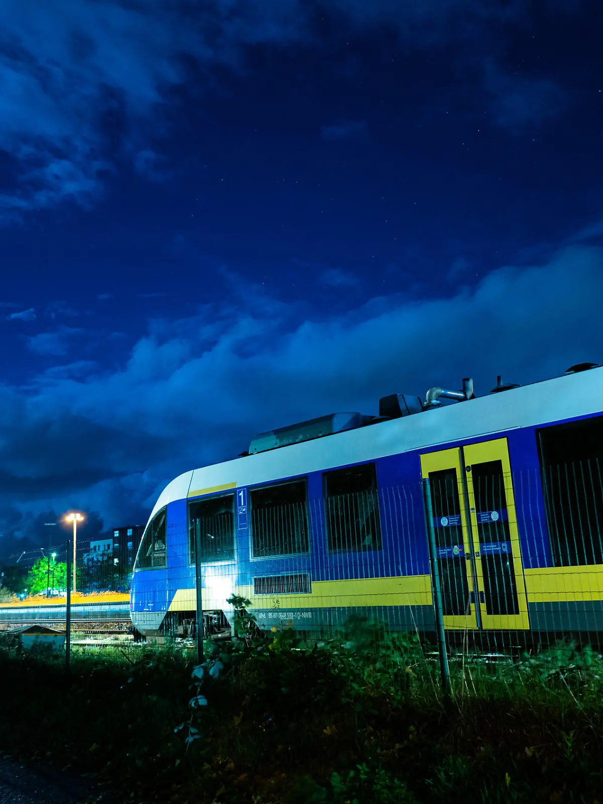 ARCHIV - 21.10.2021, Niedersachsen, Wilhelmshaven: Eine leerer Zug der Nordwestbahn, der planmäßig nicht im Einsatz ist, steht am frühen Morgen am Bahnhof von Wilhelmshaven. (zu dpa «Zugbegleiterin soll Impfpass gefälscht haben») Foto: Mohssen Assanimoghaddam/dpa +++ dpa-Bildfunk +++